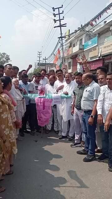 बाजपुर में कांग्रेसियों ने फूंका भाजपा सरकार का पुतला
बाजपुर। किच्छा नगर निकाय चुनाव के मतदान के दौरान स्ट्रॉन्ग रूम के बाहर विधायक तिलक राज बेहड़ के साथ कथित हाथापाई के विरोध में बुधवार को कांग्रेस कार्यकर्ताओं ने भाजपा सरकार का पुतला दहन कर आक्रोश जताया। कार्यकर्ताओं ने घटना की निंदा करते हुए दोषियों के खिलाफ कार्रवाई की मांग की।