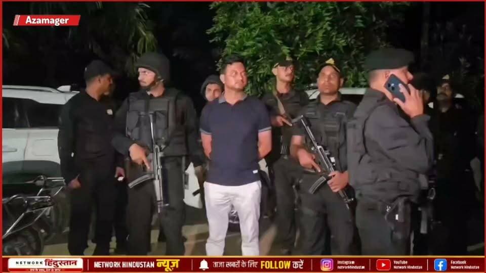 🚨 आजमगढ़ ट्रिपल मर्डर: पूजा के दौरान गोलियों की तड़तड़ाहट से दहला इलाका! 5 की मौत, 8 घंटे चला खूनी खेल 🚨
उत्तर प्रदेश के आजमगढ़ (तरवां थाना क्षेत्र) से एक बेहद सनसनीखेज और रोंगटे खड़े कर देने वाली वारदात सामने आई है। घर में चल रहे अनुष्ठान के बीच अचानक गोलियां चलने लगीं, जिससे पूरा इलाका सहम गया।
#AzamgarhNews #AzamgarhCrime #UPNews #NetworkHindustanNews #CrimeNews #BreakingNews #UttarPradesh #LatestNews #GroundReporting