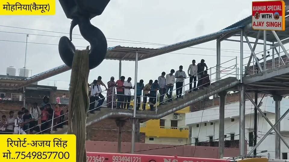 वायरल ट्रक को देखने के लिए जुटी भीड़... हटाया जाएगा फुट ओवर ब्रिज....
