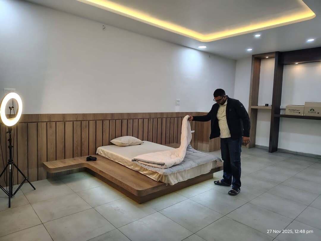 #खुशियों_की_दास्तां
✅ प्रधानमंत्री रोजगार सृजन कार्यक्रम से चमका पलाश का भविष्य
✅ स्वयं बने आत्मनिर्भर, 22 परिवारों को दिया सहारा
हरदा के पाठक कॉलोनी निवासी युवा उद्यमी पलाश करोड़े ने भारत सरकार की महत्वाकांक्षी योजना प्रधानमंत्री रोजगार सृजन कार्यक्रम (च्डम्ळच्) का लाभ उठाकर न केवल खुद का व्यवसाय स्थापित किया, बल्कि स्थानीय स्तर पर रोजगार के नए अवसर भी पैदा कर आत्मनिर्भर भारत और स्वरोजगार के सपने को सच कर दिखाया है। उन्होंने बाजार में आरामदायक बिस्तरों की बढ़ती मांग को देखते हुए वर्ष 2021-22 में केनरा बैंक के पीछे ‘रज़ाई वर्ल्ड’ नाम से क्विल्ट और कोम्फ़र्टर निर्माण की एक आधुनिक इकाई की शुरुआत की।
इस व्यवसाय को बड़े स्तर पर खड़ा करने के लिए पलाश जी को प्रधानमंत्री रोजगार सृजन कार्यक्रम योजना से एक मजबूत संबल मिला। सेंट्रल बैंक ऑफ इंडिया द्वारा उनकी 25 लाख रुपये की परियोजना लागत को वित्तीय स्वीकृति दी गई। इसके साथ ही, प्रधानमंत्री रोजगार सृजन कार्यक्रम योजना के अंतर्गत शहरी क्षेत्र के नियमों के तहत उन्हें सरकार की ओर से 25 प्रतिशत यानी 6.25 लाख रुपये की अनुदान (सब्सिडी) राशि की बड़ी राहत भी मिली। सरकारी मदद और पलाश करोड़े की कड़ी मेहनत का ही नतीजा है कि आज ‘रज़ाई वर्ल्ड’ सफलता की नई ऊंचाइयों को छू रहा है। पलाश करोड़े ने स्वयं आत्मनिर्भर बनने के साथ-साथ 22 स्थानीय लोगों को सम्मानजनक रोजगार देकर उनके परिवारों के जीवन में खुशियां बिखेरी हैं। प्रधानमंत्री रोजगार सृजन कार्यक्रम योजना के माध्यम से पलाश आज जिले के उन तमाम युवाओं के लिए एक बड़ी प्रेरणा बन चुके है, जो नौकरी की तलाश करने के बजाय खुद का उद्यम स्थापित कर ‘जॉब प्रोवाइडर’ बनना चाहते हैं।
Dr Mohan Yadav
CM Madhya Pradesh
Jansampark Madhya Pradesh
Department of MSME, Madhya Pradesh
#खुशियों_की_दास्तां
#सेवा_संकल्प_अभियान
#SevaSankalpAbhiyan
#PMEGP #AtmanirbharBharat
#VocalForLocal #SuccessStory
#Harda #हरदा