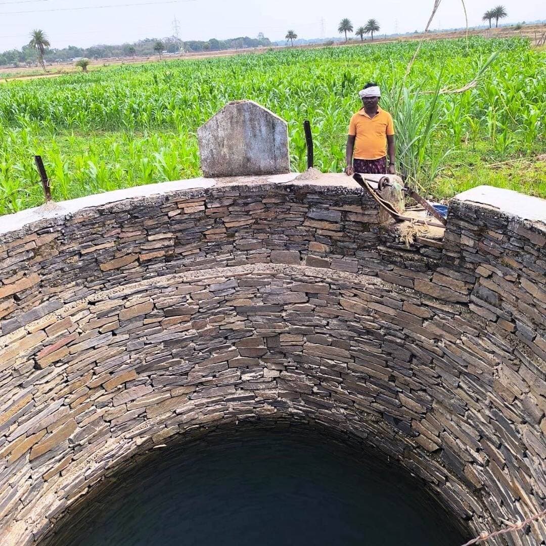 बारिश का इंतजार खत्म, खेत में अब नियमित पानी 🌾💧
तोकापाल विकासखंड के बुरूंगपाल के किसान पाकलू पोयाम के खेत में मनरेगा से बना निजी कुआँ अब नियमित सिंचाई का आधार बन गया है।
पहले खेती पूरी तरह मानसूनी बारिश पर निर्भर थी। अब वे धान के साथ मौसमी हरी सब्जियों और मक्के की खेती कर रहे हैं।
अतिरिक्त उपज को बाजार में बेचकर बेहतर आय मिल रही है और परिवार की शिक्षा व रोजमर्रा की जरूरतों को पूरा करने में मदद मिल रही है।
इस कूप निर्माण से 600 मानव दिवस का रोजगार भी सृजित हुआ।
खेत में पानी पहुंचा, तो खेती में नई उम्मीद भी लहलहा उठी। 🌱
#मनरेगा #बस्तर #तोकापाल