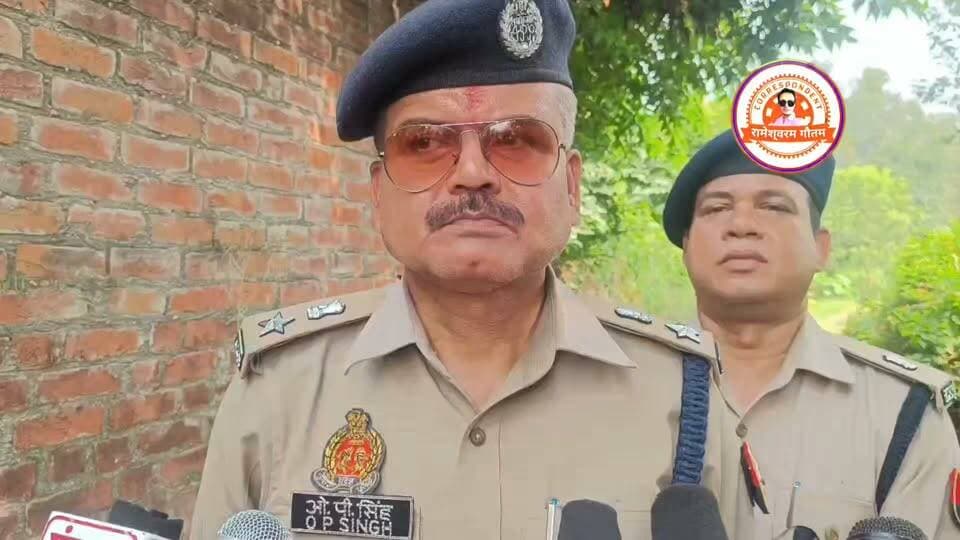 कासगंज-युवती की गला रेतकर हत्या ट्यूबेल की छत पर मिला शव,पुलिस अधिकारी मौके पर।