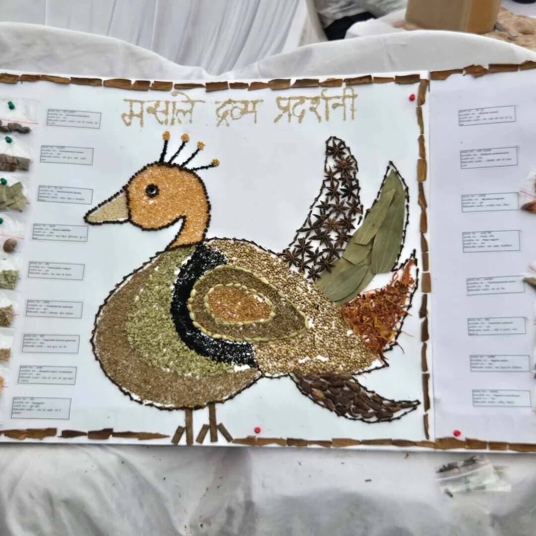🌿 परंपरागत ज्ञान से स्वस्थ जीवन की ओर
सेवा संकल्प अभियान के अंतर्गत पुराना जिला चिकित्सालय परिसर स्थित स्पेशलाईज्ड थेरेपी सेंटर में आयोजित एक दिवसीय निःशुल्क आयुष स्वास्थ्य एवं जागरूकता शिविर में मसाला द्रव्य औषधि प्रदर्शनी विशेष आकर्षण का केंद्र रही।
प्रदर्शनी के माध्यम से विभिन्न मसाला द्रव्यों के औषधीय गुणों एवं स्वास्थ्य उपयोगिता की जानकारी आमजन तक पहुंचाई गई।
#सेवा_संकल्प_अभियान #SevaSankalpAbhiyan #SevaSankalp #JanSeva #JanBhagidari
@chhattisgarhcmo
@dpr.chhattisgarh
@rena_jamil_ias