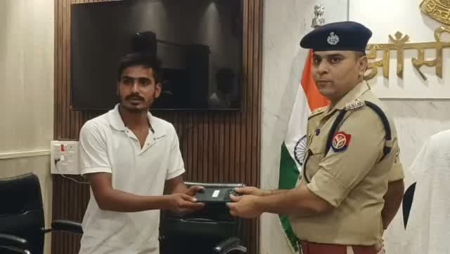 झाँसी पुलिस ने लौटाई खुशियां, 204 गुम मोबाइल बरामद; 39.50 लाख की कीमत