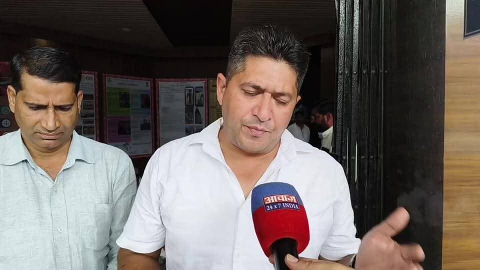 रुद्रपुर विकास भवन में अपनी 10 सूत्रीय मांगो को लेकर ग्राम प्रधानों का धरना, विधानसभा चुनाव में करेंगे ऐसे विरोध
#AwaazIndiaDigital #Uttarakhand #Rudrapur #GramPradhan #VikasBhawan #Protest #LatestNews