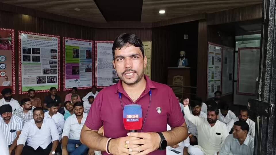 रुद्रपुर विकास भवन में अपनी 10 सूत्रीय मांगो को लेकर ग्राम प्रधानों का धरना, विधानसभा चुनाव में करेंगे ऐसे विरोध
#AwaazIndiaDigital #Uttarakhand #Rudrapur #GramPradhan #VikasBhawan #Protest #LatestNews