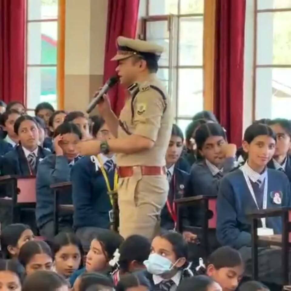 *SSP शिमला का विद्यार्थियों से प्यार भरा संवाद*
दिनांक 22.09.2026 को SSP शिमला श्री गौरव सिंह, IPS ने GSSS मतियाना के विद्यार्थियों से आत्मीय एवं संवादात्मक मुलाकात की।
इस दौरान विद्यार्थियों से उनके सपनों, लक्ष्यों और भविष्य को लेकर खुलकर बातचीत की गई। नशे के बढ़ते खतरे और इसके दुष्प्रभावों पर चर्चा करते हुए विद्यार्थियों को नशे से दूर रहने और अपने साथियों को भी इससे बचाने के लिए प्रेरित किया गया।
SSP शिमला ने कहा कि युवाओं की ऊर्जा और प्रतिभा समाज की सबसे बड़ी ताकत है। इसे नशे में नहीं, बल्कि शिक्षा, खेल और सकारात्मक कार्यों में लगाना चाहिए।
उन्होंने पहाड़ी अंदाज में बच्चों को नशे के खिलाफ मजबूत करते हुए संदेश दिया कि *नशे की जानलेवा सौदेबाजी से खुद को और अपने साथियों को मजबूती से बचाए और अपनी पूरी ताकत से इसका बहिष्कार करें।नशा चाहे किसी भी प्रकार का हो उसका नामो निशान मिटाने का संकल्प ले।*
विद्यार्थियों ने उत्साहपूर्वक संवाद में भाग लिया और विभिन्न विषयों पर अपने प्रश्न एवं विचार साझा किए।