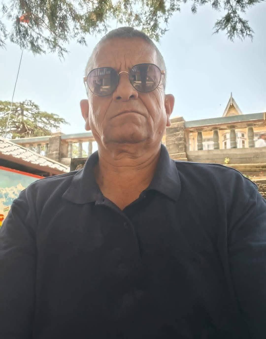 कर्मचारी महासंघ व पैंशनर संघ एक मंच पर आए : प्रेम ठाकुर
सड़क, शिक्षा व स्वास्थ्य की हालत नहीं सुधरी, आम आदमी भी परेशान
शिमला : हिमाचल प्रदेश आर्थिक एवं सांख्यिकी विभाग के पूर्व प्रधान प्रेम ठाकुर ने कहा है कि अराजपत्रित कर्मचारी महासंघ के त्रिलोक ठाकुर और प्रदीप ठाकुर वाले दोनों गुटों के अलावा सभी पैंशनर गुटों को कर्मचारी व पैंशनरों की मांगों को मनवाने के लिए एक मंच पर आना चाहिए। उन्होंने हिमाचल प्रदेश सचिवालय कर्मचारी सेवाएं कर्मचारी संघ के अध्यक्ष राजेंद्र सिंह मियां की ओर से किए गए आह्वान की सराहना की। प्रेम ठाकुर ने शिमला से जारी बयान में कहा कि कर्मचारी और पैंशनर अपने बकाया एरियर व डी.ए. के लिए तरस रहे हैं। उन्होंने कहा कि अब कर्मचारी और पैंशनर संघों के एक मंच पर आने का समय आ गया है। इसके अलावा सड़क, शिक्षा और स्वास्थ्य जैसी मूलभूत सुविधाएं भी ठीक नहीं है, जिससे आम आदमी परेशान है। उन्होंने कहा कि हिमाचल को आत्मनिर्भर बनाने का संकल्प तभी साकार होगा, जब सरकार कर्मचारी और पैंशनरों के साथ आम आदमी को राहत मिलेगी। उन्होंने कहा कि सरकार के कामकाज का कांग्रेस हाईकमान को भी संज्ञान लेना चाहिए। उन्होंने कहा कि जब प्रदेश की जनता ही नाराज होगी, तो कैसे कांग्रेस के फिर से सत्ता में आने का सपना साकार हो सकता है।
<nis:link nis:type=tag nis:id=कर्मचारी nis:value=कर्मचारी nis:enabled=true nis:link/> <nis:link nis:type=tag nis:id=महासंघ nis:value=महासंघ nis:enabled=true nis:link/> <nis:link nis:type=tag nis:id=सचिवालय nis:value=सचिवालय nis:enabled=true nis:link/> <nis:link nis:type=tag nis:id=शिमला nis:value=शिमला nis:enabled=true nis:link/> <nis:link nis:type=tag nis:id=पेंशनर nis:value=पेंशनर nis:enabled=true nis:link/>