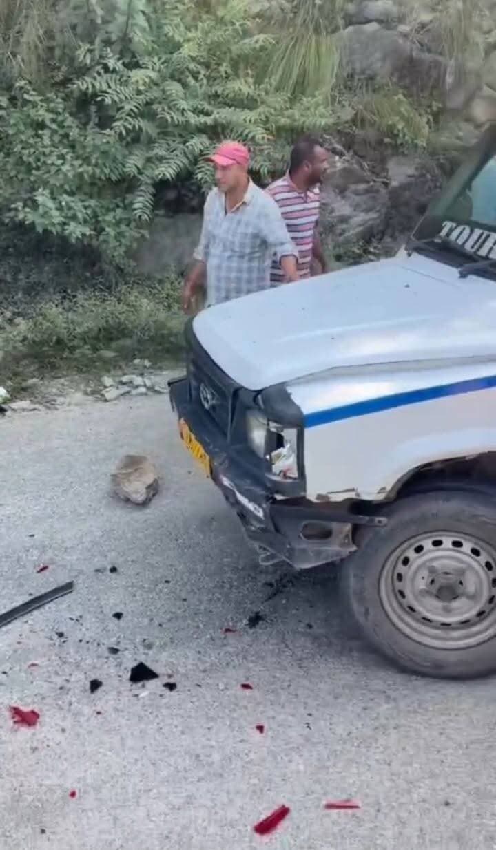 पौड़ी-श्रीनगर मोटरमार्ग पर हादसा, वाहनों में सवार सभी लोग सुरक्षित
पौड़ी-श्रीनगर मोटरमार्ग पर बुधवार को टाटा पंच और टाटा सूमो की टक्कर हो गई। हादसे में दोनों वाहन क्षतिग्रस्त हो गए। गनीमत रही कि दुर्घटना में किसी के घायल होने की सूचना नहीं है और दोनों वाहनों में सवार सभी लोग सुरक्षित बताए जा रहे हैं।