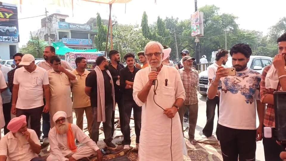 शाहाबाद में किसानों के धरने का दूसरा दिन, दोपहर तक सरकार से बातचीत का इंतजार
धान की सरकारी खरीद शुरू करवाने की मांग को लेकर शाहाबाद-बड़ा रोड पर किसानों का धरना आज दूसरे दिन भी जारी है। किसान सरकार के खिलाफ प्रदर्शन कर रहे हैं। मंगलवार को किसानों ने नेशनल हाईवे जाम करने का प्रयास किया था, जिसे रोकने के लिए पुलिस प्रशासन ने बल प्रयोग किया था