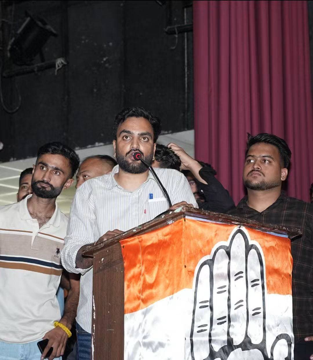 यह पोस्ट समाचार शैली में इस तरह तैयार की जा सकती है:
धर्मशाला में ‘छात्रों की गूंज’ कार्यक्रम, छात्रों और युवाओं की आवाज को मंच देने पर जोर
हिमाचल 84 टीवी ब्यूरो धर्मशाला।
हिमाचल प्रदेश युवा कांग्रेस की ओर से धर्मशाला में ‘छात्रों की गूंज’ कार्यक्रम का आयोजन किया गया। कार्यक्रम में प्रदेश के छात्रों और युवाओं के अधिकारों, उनकी समस्याओं और बेहतर भविष्य से जुड़े विषयों पर संवाद किया गया।
कार्यक्रम में भारतीय युवा कांग्रेस के राष्ट्रीय अध्यक्ष उदय भानु चिब विशेष रूप से उपस्थित रहे। इसके अलावा राज्यसभा सांसद अनुराग शर्मा, आर.एस. बाली, प्रदेश प्रभारी शेष नारायण ओझा, सह-प्रभारी ज्योतिष एच.एम. तथा प्रदेश अध्यक्ष छत्तर सिंह ठाकुर सहित युवा कांग्रेस के वरिष्ठ पदाधिकारी, कार्यकर्ता और बड़ी संख्या में छात्र-युवा मौजूद रहे।
कार्यक्रम के आयोजकों ने कहा कि ‘छात्रों की गूंज’ का उद्देश्य छात्रों और युवाओं की आवाज को संगठन तथा समाज के विभिन्न मंचों तक पहुंचाना है। इस दौरान युवाओं से जुड़े मुद्दों पर चर्चा के साथ उनके अधिकारों और भविष्य को लेकर संवाद को आगे बढ़ाने पर जोर दिया गया।
आयोजक की ओर से राष्ट्रीय अध्यक्ष उदय भानु चिब का कार्यक्रम में समय देने और छात्रों-युवाओं के बीच पहुंचने के लिए आभार व्यक्त किया गया।