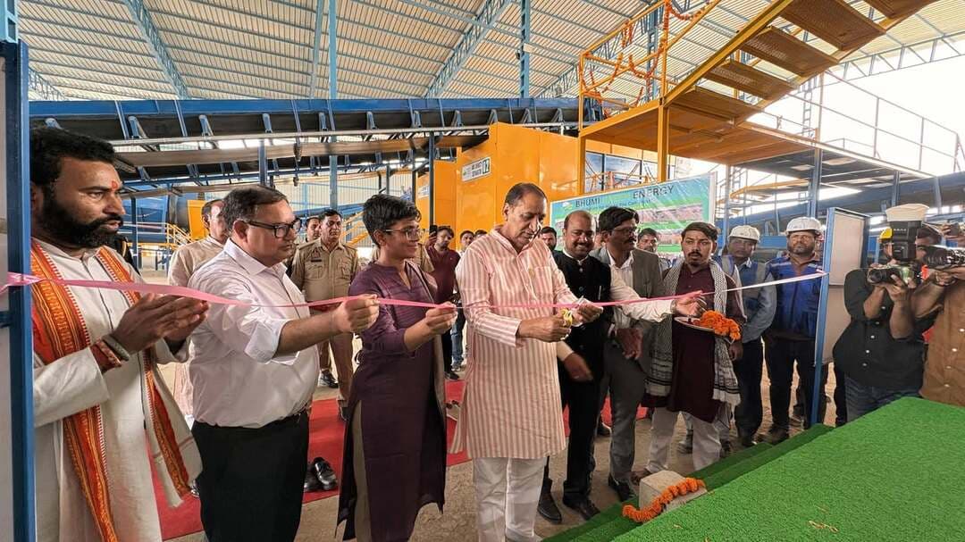 ग्रेटर नोएडा में रोजाना निकलने वाले कूड़े के निस्तारण को लेकर प्राधिकरण ने बड़ा कदम उठाया है। लखनावली में फ्रेश वेस्ट प्रोसेसिंग प्लांट शुरू कर दिया गया है।
दादरी विधायक तेजपाल नागर ने एसीईओ श्रीलक्ष्मी वीएस, एसीईओ सुमित यादव और ओएसडी गिरीश कुमार झा की मौजूदगी में प्लांट का शुभारंभ किया।
ग्रेटर नोएडा के सेक्टरों और गांवों से रोजाना करीब 800 टन कूड़ा निकलता है, जिसे अब लखनावली स्थित फ्रेश वेस्ट प्रोसेसिंग प्लांट में प्रोसेस किया जाएगा।
प्लांट में गीले और सूखे दोनों तरह के कूड़े का निस्तारण होगा। गीले कूड़े से खाद तैयार की जाएगी, जबकि सूखे कूड़े से आरडीएफ बनाया जाएगा, जिसका इस्तेमाल सीमेंट कारखानों में किया जाएगा।
प्राधिकरण का कहना है कि इस प्लांट के शुरू होने से रोजाना निकलने वाले कूड़े का समय पर निस्तारण हो सकेगा और लखनावली में कूड़े का ढेर लगने की समस्या पर भी रोक लगेगी।
वहीं, लखनावली में पहले से जमा लिगेसी वेस्ट को प्रोसेस करने का काम भी जारी है। प्राधिकरण के इस कदम से ग्रेटर नोएडा को स्वच्छ और सुंदर बनाने की दिशा में मदद मिलने की उम्मीद है।