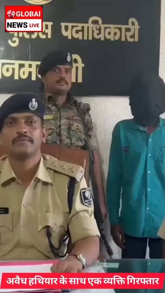 पूर्णिया में पुलिस ने अवैध हथियार के साथ एक बदमाश को गिरफ्तार किया है। गिरफ्तारी अपराध रोकने के लिए चलाए जा रहे अभियान के तहत हुई है। जानकीनगर थाना पुलिस ने यह कार्रवाई की है। पुलिस ने गिरफ्तार बदमाश के पास से एक अवैध देशी मास्केट बरामद की है। आरोपी को न्यायिक हिरासत में भेज दिया गया है।
