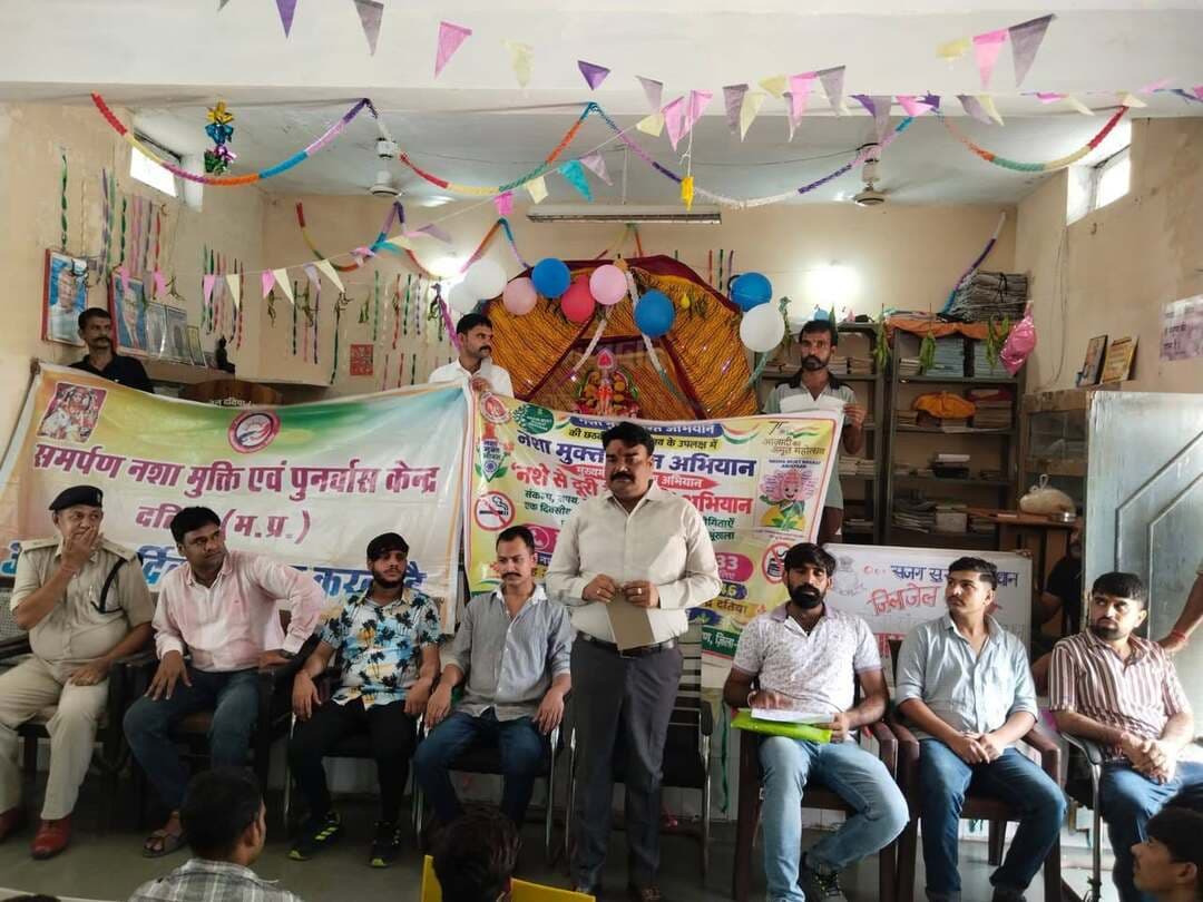 नशे से दूरी, स्वस्थ जीवन की ओर कदम
जिला जेल दतिया में ‘सेवा संकल्प अभियान-2026’ एवं नशा मुक्त भारत अभियान के अंतर्गत नशामुक्ति प्रशिक्षण एवं जागरूकता कार्यशाला आयोजित की गई।
कार्यशाला में बंदियों को नशे के दुष्परिणामों, बचाव, उपचार एवं पुनर्वास की जानकारी दी गई। साथ ही नशामुक्ति संकल्प एवं शपथ पत्र वितरित किए गए।
नशे को कहें ना—सहायता लेने में संकोच न करें।
📞 नशा मुक्ति हेल्पलाइन: 14446
📞 मानस हेल्पलाइन: 1933
#Datia #CMMadhyaPradesh #JansamparkMP
#SevaSankalpAbhiyan #NashaMuktBharat #दतिया #नशामुक्तभारत #सेवा_संकल्प_अभियान
