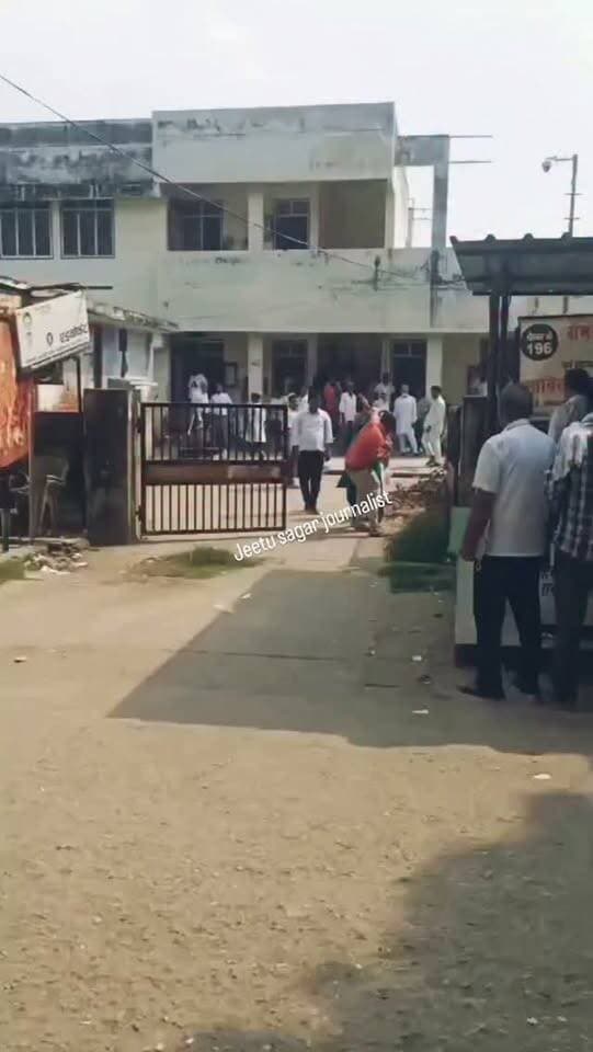 रामपुर कोर्ट परिसर में मंगलवार दोपहर करीब 3 बजे पेशी पर आई पत्नी ने पति पर दूसरी शादी का आरोप लगाते हुए चप्पलों से पिटाई कर दी!
गाजियाबाद निवासी महिला और उसके रामपुर निवासी पति के बीच पारिवारिक विवाद का मामला अदालत में चल रहा है!
बहस बढ़ने पर हंगामा खड़ा हो गया। मौके पर पहुंची दो महिला सिपाहियों ने पति को बचाने का प्रयास किया, घटना का वीडियो सोशल मीडिया पर वायरल हो गया !!