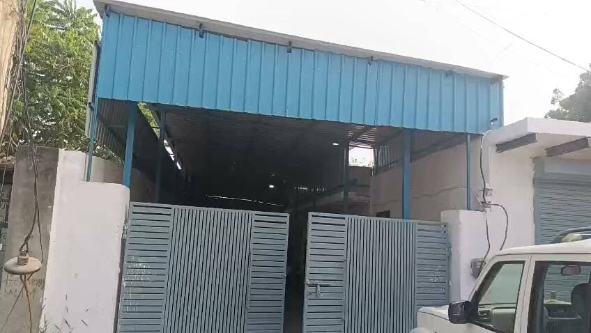 मुख्यमंत्री उड़न दस्ता फरीदाबाद द्वारा थाना तिगांव क्षेत्र में बुलेट प्रूफ वाहन तैयार करने वाली वर्कशॉप का निरीक्षण करने बारे
Aonenews अरविन्द बक्शी
आज दिनांक 20.09.2026 को मुख्यमंत्री उड़न दस्ता फरीदाबाद को गुप्त सूचना प्राप्त हुई कि ESSR पेट्रोल पंप के नजदीक, गांव तिगांव, थाना तिगांव क्षेत्र में एक वर्कशॉप में वाहनों को बुलेट प्रूफ बनाने का कार्य किया जा रहा है।
इस सूचना के आधार पर मुख्यमंत्री उडन दस्ता फरीदाबाद की टीम द्वारा प्रबंधक अफसर थाना तिगांव की टीम के साथ संयुक्त टीम गठित कर वर्कशॉप का निरीक्षण किया गया।
निरीक्षण के दौरान मौका पर वर्कशॉप में कुल 04 वाहन खड़े मिले, जिनमें 02 Toyota Fortuner तथा 02 Scorpio वाहन शामिल थे। निरीक्षण के दौरान पाया गया कि 02 Scorpio वाहनों में बुलेट प्रूफिंग का कार्य लगभग पूरा किया जा चुका था, जबकि 02 अन्य वाहनों में बुलेट प्रूफिंग का कार्य किया जा रहा था। मौका पर वर्कशॉप संचालक प्रमोद कुमार पुत्र तुलसीदास, निवासी मकान नंबर 1039, सेक्टर-3, बल्लभगढ़ हाजिर मिला। संयुक्त टीम द्वारा उससे वाहनों में लगाए जा रहे स्टील सीट/शीट तथा बुलेट प्रूफ शीशों के संबंध में पूछताछ की गई। लेकिन प्रमोद कुमार वाहनों को बुलेट प्रूफ बनाने के संबंध में कोई वैध अनुमति/एनओसी (NOC) प्रस्तुत नहीं कर सका।
इस संबंध में SHO थाना तिगांव द्वारा मौके पर मिले उक्त वाहनों को कब्जे में लिया गया है व नियमानुसार कार्यवाही की जा रही हैं।