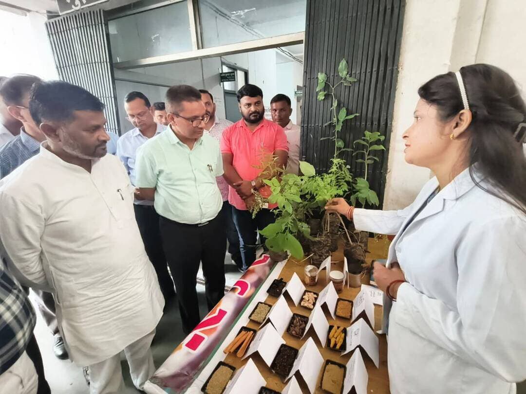 कुछेछा विकास भवन परिसर में हर्षोल्लास के साथ मनाया गया 11वां आयुर्वेद दिवस*
*निःशुल्क आयुष चिकित्सा शिविर, योग प्रदर्शन एवं औषधीय पौधों का हुआ रोपण*
हमीरपुर। भारत सरकार, आयुष मंत्रालय, नई दिल्ली के दिशा-निर्देशानुसार आज विकास भवन परिसर, कुछेछा, हमीरपुर में “स्वस्थ भविष्य के लिये आयुर्वेद (Ayurveda for a Healthier Tomorrow)” विषय पर 11वां आयुर्वेद दिवस हर्षोल्लास एवं उत्साह के साथ मनाया गया। कार्यक्रम का आयोजन क्षेत्रीय आयुर्वेदिक एवं यूनानी अधिकारी डॉ० निरेन्द्र बहादुर सिंह के मार्गदर्शन में किया गया।
कार्यक्रम का शुभारंभ माननीय अध्यक्ष नगर पालिका परिषद श्री कुलदीप निषाद, मुख्य विकास अधिकारी श्री अरुण कुमार सिंह, डी०सी० मनरेगा, डी०सी० एन०आर०एल०एम० तथा जिला होम्योपैथिक चिकित्साधिकारी द्वारा संयुक्त रूप से दीप प्रज्ज्वलित कर एवं भगवान श्री धन्वंतरि की प्रतिमा पर माल्यार्पण कर किया गया। इस अवसर पर आयुर्वेद दिवस के उद्देश्य एवं आयुष चिकित्सा पद्धतियों की उपयोगिता पर प्रकाश डालते हुए जनसामान्य को स्वस्थ जीवनशैली अपनाने के लिए प्रेरित किया गया।
आयुष विभाग द्वारा विकास भवन परिसर में निःशुल्क चिकित्सा शिविर का आयोजन किया गया, जिसमें आयुर्वेद, यूनानी एवं होम्योपैथिक चिकित्सा पद्धतियों के विशेषज्ञों द्वारा जनसामान्य को चिकित्सकीय परामर्श प्रदान किया गया तथा आवश्यकतानुसार निःशुल्क औषधियों का वितरण किया गया। शिविर में लोगों को स्वास्थ्य संरक्षण एवं आयुष चिकित्सा पद्धतियों के माध्यम से स्वस्थ जीवनशैली अपनाने के संबंध में भी जानकारी दी गई।
कार्यक्रम के दौरान आयुर्वेद एवं योग शिविर का भी आयोजन किया गया। पतंजलि योग समिति के बच्चों द्वारा आकर्षक योग प्रदर्शन प्रस्तुत कर उपस्थित लोगों को योग एवं स्वस्थ जीवनशैली के प्रति जागरूक किया गया। कार्यक्रम में पर्यावरण एवं जन-स्वास्थ्य संरक्षण का संदेश देते हुए विकास भवन परिसर में औषधीय पौधों का रोपण भी किया गया।
इस अवसर पर क्षेत्रीय आयुर्वेदिक एवं यूनानी अधिकारी डॉ० निरेन्द्र बहादुर सिंह ने आयुर्वेद दिवस के आयोजन में सहयोग के लिए सभी अतिथियों, चिकित्सकों, विभागीय अधिकारियों-कर्मचारियों एवं पतंजलि योग समिति के सदस्यों के प्रति आभार व्यक्त किया। उन्होंने जनसामान्य से आयुर्वेद एवं योग को स्वस्थ जीवनशैली का हिस्सा बनाने तथा उपलब्ध आयुष चिकित्सा सुविधाओं का लाभ उठाने की अपील की।
कार्यक्रम का सफल संचालन श्री जलीस खान द्वारा किया गया। कार्यक्रम में जिला कार्यक्रम प्रबंधक (आयुष) श्री सुजीत कुमार, डॉ० बृजेश त्रिपाठी, डॉ० मीना कुमारी, डॉ० उपासना मिश्रा, डॉ० दीपिका प्रियदर्शिनी, डॉ० श्वेता आनन्द द्विवेदी, श्री रामऔतार फार्मासिस्ट, श्री संदीप कुमार फार्मासिस्ट, श्री रमेश कुमार, श्री आनन्द द्विवेदी, श्री मनोज कुमार, श्री नीरज सागर, श्री दिलीप कुमार, डॉ० बृजेश कश्यप, योग प्रशिक्षक श्रीमती शिवानी कटियार सहित विभागीय कर्मचारी तथा पतंजलि योग समिति हमीरपुर की प्रभारी श्रीमती रानी बाथम उपस्थित रहीं। कार्यक्रम के अंत में अतिथियों को स्मृति स्वरूप तुलसी का पौधा भेंट किया गया।