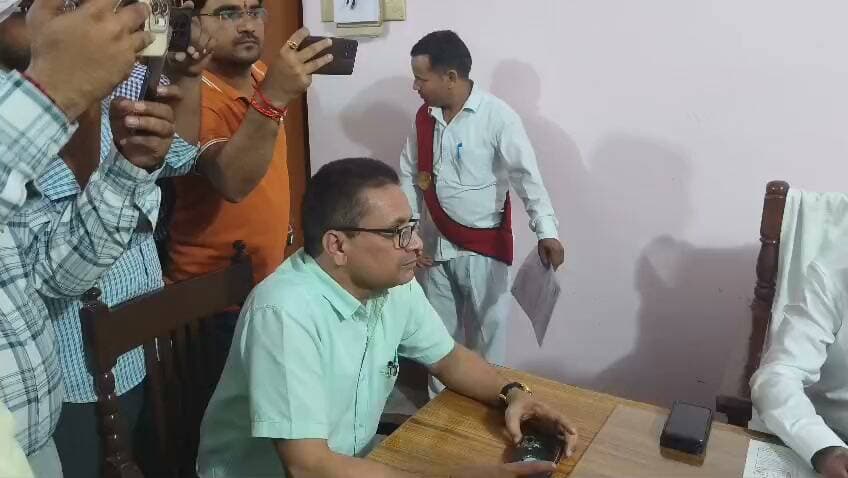 हमीरपुर : नवागत डीएम अशोक कुमार ने संभाला कार्यभार, अवैध खनन-ओवरलोडिंग पर होगी सख्त कार्रवाई