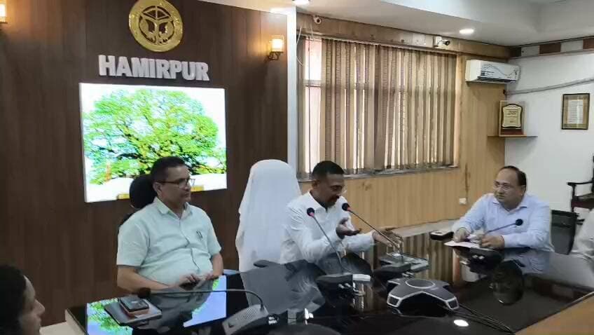 हमीरपुर के नए डीएम अशोक कुमार ने लिया चार्ज, अवैध खनन-ओवरलोडिंग पर सख्ती के दिए संकेत.