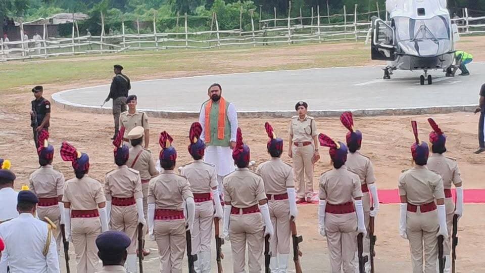 सीएम सम्राट चौधरी के जगदीशपुर आगमन पर खेल मैदान में दिया गया गार्ड ऑफ ऑनर, मंत्री समेत मुख्य सचिव और डीजीपी रहे मौजूद।