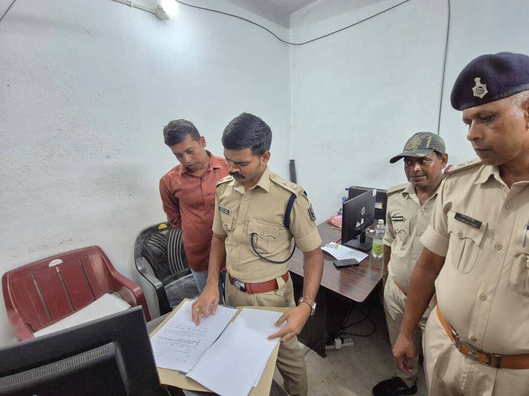 नफीस कार्यालय का एसपी ने किया औचक निरीक्षण, अभिलेखों के सुव्यवस्थित संधारण का दिया निर्देश
जहानाबाद : पुलिस अधीक्षक, जहानाबाद ने बुधवार को माननीय न्यायालय, जहानाबाद परिसर स्थित नफीस कार्यालय का औचक निरीक्षण किया। इस दौरान उन्होंने कार्यालय की कार्यप्रणाली एवं विभिन्न अभिलेखों का जायजा लिया।
निरीक्षण के क्रम में अपराधियों की पहचान एवं रिकॉर्ड संधारण के लिए फिंगरप्रिंट (उंगलियों के निशान) लिए जाने तथा आंखों के स्कैन (आइ स्कैन) की प्रक्रिया का भी अवलोकन किया गया। पुलिस अधीक्षक ने संबंधित पदाधिकारी एवं कर्मियों से कार्यालय में संचालित कार्यों की जानकारी ली।
उन्होंने अभिलेखों को सुव्यवस्थित तरीके से संधारित करने तथा सभी कार्यों का समुचित, त्वरित एवं प्रभावी ढंग से निष्पादन सुनिश्चित करने का निर्देश दिया। निरीक्षण के दौरान संबंधित कर्मियों को कार्यों में आवश्यक सावधानी बरतने और रिकॉर्ड को अद्यतन रखने के लिए भी दिशा-निर्देश दिए गए।