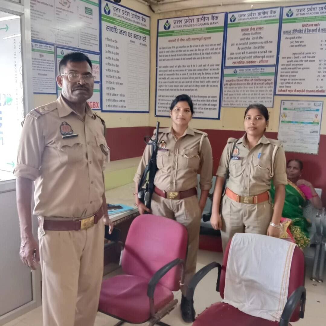 #Balrampur ! वित्तीय संस्थानों पर बलरामपुर पुलिस का कड़ा पहरा: बैंकों में संदिग्धों की चेकिंग, सीसीटीवी और अलार्म भी जांचे गए
#बलरामपुर। जिले में वित्तीय संस्थानों की सुरक्षा पुख्ता करने और आपराधिक गतिविधियों पर लगाम लगाने के उद्देश्य से बलरामपुर पुलिस ने विशेष चेकिंग अभियान चलाया। पुलिस अधीक्षक श्री मार्तण्ड प्रकाश सिंह के निर्देश पर जनपद के समस्त प्रभारी निरीक्षकों, थानाध्यक्षों, चौकी प्रभारियों और मिशन शक्ति टीमों ने अपने-अपने क्षेत्रों में पड़ने वाले बैंकों, डाकघरों, जनसेवा केंद्रों व अन्य वित्तीय संस्थानों का औचक निरीक्षण किया।
अभियान के दौरान पुलिस टीमों ने बैंक परिसरों और उनके आसपास मौजूद संदिग्ध व्यक्तियों व वाहनों की सघन तलाशी ली। बैंक अधिकारियों और कर्मचारियों से वार्ता कर सुरक्षा के लिहाज से अति आवश्यक उपकरणों—जैसे सीसीटीवी कैमरों और फायर अलार्म—की कार्यप्रणाली को बारीकी से परखा गया।
सुरक्षा व्यवस्था जांचने के साथ-साथ पुलिस ने वित्तीय संस्थानों में मौजूद ग्राहकों को साइबर फ्रॉड के खतरों के प्रति सतर्क किया। बैंक ड्यूटी पर तैनात पुलिसकर्मियों को सख्त निर्देश दिए गए कि वे अपनी ड्यूटी पर मुस्तैद रहें और किसी भी संदिग्ध व्यक्ति की तुरंत जांच करें।
सुरक्षा एवं साइबर सतर्कता: बलरामपुर पुलिस के मुख्य बिंदु
सुरक्षा उपकरणों की जांच: सभी बैंकों व डाकघरों में लगे सीसीटीवी कैमरे और इमरजेंसी अलार्म चालू हालत में रखने के निर्देश।
सघन चेकिंग: बैंक परिसर के बाहर खड़े संदिग्ध वाहनों और आसपास मंडरा रहे संदिग्धों की तलाशी।
ग्राहक जागरूकता: आम जनता को ऑनलाइन ठगी, फर्जी कॉल और बैंक संबंधी गोपनीय जानकारी किसी से साझा न करने के प्रति किया गया जागरूक।
#balrampur #balrampurpolice