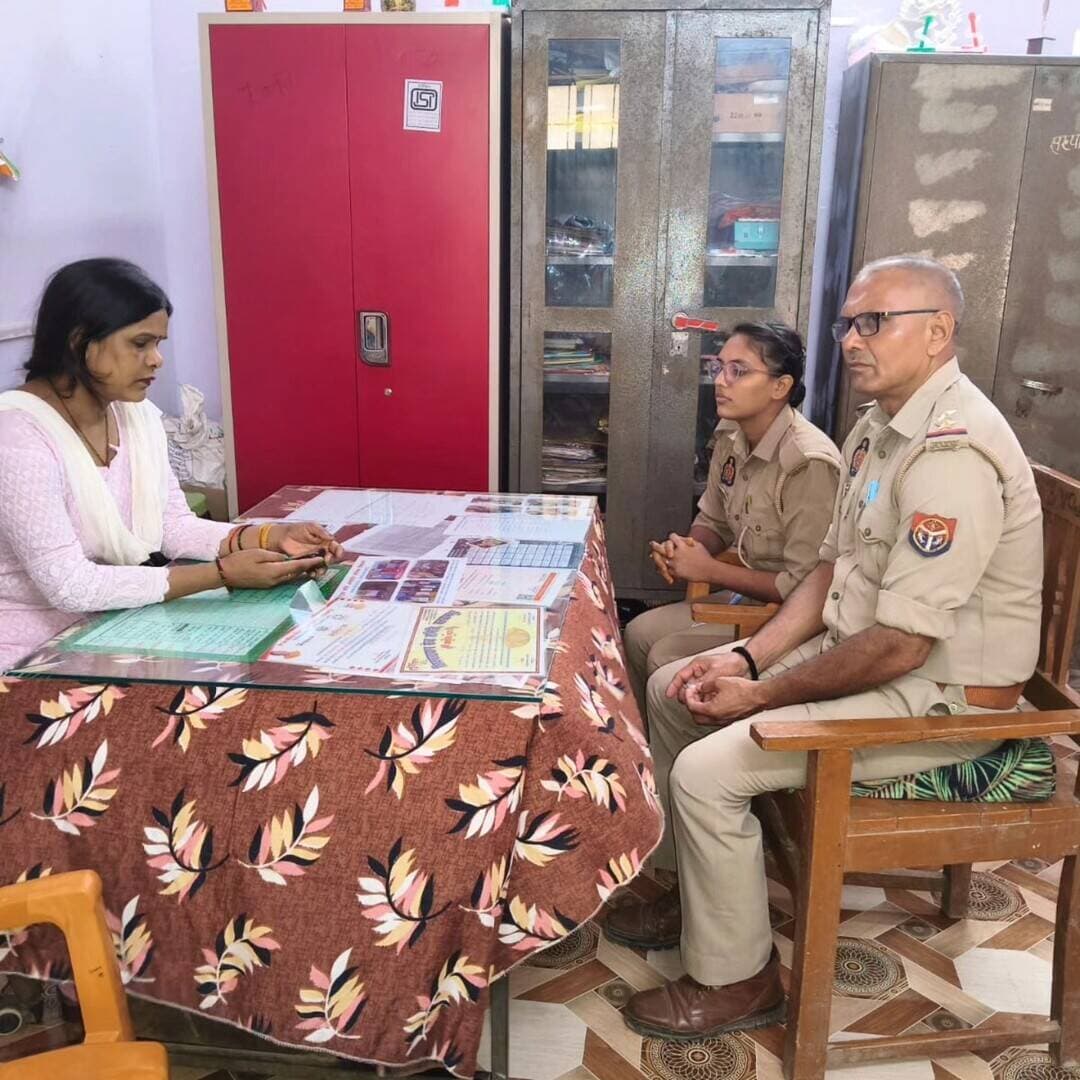 #Balrampur ! कम्युनिटी पुलिसिंग से बदला पुलिस का चेहरा: बलरामपुर में स्कूली बच्चों को मिले सेल्फ डिफेंस के गुर, आमजन को किया जागरूक
#बलरामपुर। जिले में पुलिस और जनता के बीच विश्वास को मजबूत करने तथा कानून-व्यवस्था को बेहतर बनाने के उद्देश्य से बलरामपुर पुलिस ने अनूठी पहल शुरू की है। पुलिस अधीक्षक श्री मार्तण्ड प्रकाश सिंह के निर्देशन और अपर पुलिस अधीक्षक श्री विशाल पाण्डेय के पर्यवेक्षण में जिले भर के थाना क्षेत्रों में कम्युनिटी पुलिसिंग यूनिट (CPU) के जरिए व्यापक जनजागरूकता और जनसंवाद अभियान चलाया गया।
इस अभियान के तहत सीपीयू टीमों ने विभिन्न स्कूलों में पहुंचकर छात्र-छात्राओं को सेल्फ डिफेंस (आत्मरक्षा) के गुर सिखाए और यातायात नियमों के प्रति जागरूक किया। पुलिस अधिकारियों ने स्कूल प्रबंधकों और प्रधानाचार्यों के साथ सुरक्षा व्यवस्था की समीक्षा की, साथ ही स्कूली वाहनों की सघन चेकिंग कर शासन के मानकों का कड़ाई से पालन करने के निर्देश दिए।
इसके अतिरिक्त, सार्वजनिक स्थानों पर चौपाल व संवाद कार्यक्रमों का आयोजन कर आमजन को महिला सुरक्षा (मिशन शक्ति), साइबर अपराध, सड़क सुरक्षा और नशा मुक्ति के प्रति सचेत किया गया। पुलिस ने नागरिकों को ऑनलाइन ठगी से बचाव के तरीके बताते हुए बैंक संबंधी गोपनीय जानकारी साझा न करने और सोशल मीडिया का सुरक्षित उपयोग करने की सलाह दी।
बलरामपुर पुलिस की मुख्य गतिविधियां व अपील
मासूमों व युवाओं की सुरक्षा: स्कूली वाहनों की मानकों के अनुसार चेकिंग, बच्चों को सुरक्षित सड़क पार कराना और आपातकालीन हेल्पलाइन नंबर व सीपीयू प्रभारियों के संपर्क नंबर साझा करना।
सामाजिक सरोकार: स्वच्छता अभियान, मिशन शक्ति कार्यक्रमों में भागीदारी और जन-कल्याणकारी गतिविधियों के जरिए सुरक्षा व सहयोग का संदेश।
जनता से अपील: बलरामपुर पुलिस ने नागरिकों से अपील की है कि वे कम्युनिटी पुलिसिंग में सक्रिय सहभागिता निभाएं और अपने क्षेत्र की समस्याओं से पुलिस को अवगत कराकर अपराधमुक्त समाज के निर्माण में सहयोग दें।
#balrampur #balrampurpolice
