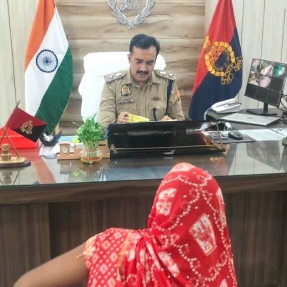#बलरामपुर पुलिस ने ‘मिशन शक्ति’ के तहत चलाया विशेष जागरूकता अभियान: महिलाओं और बालिकाओं को दिए सुरक्षा व अधिकारों के गुरुमंत्र...
#बलरामपुर। पुलिस अधीक्षक मार्तण्ड प्रकाश सिंह के निर्देशन तथा मिशन शक्ति अभियान के नोडल प्रभारी व अपर पुलिस अधीक्षक विशाल पाण्डेय के पर्यवेक्षण में बुधवार को जनपद के समस्त थाना क्षेत्रों में व्यापक जनजागरूकता अभियान आयोजित किया गया। इस दौरान मिशन शक्ति टीमों ने गांवों, कस्बों और विद्यालयों में पहुंचकर महिलाओं व बालिकाओं को उनके कानूनी अधिकारों और सुरक्षा उपायों के प्रति जागरूक किया।
कार्यक्रम के दौरान पुलिस टीमों ने महिलाओं की समस्याओं को गंभीरता से सुना और उनके त्वरित व प्रभावी निस्तारण के लिए आवश्यक कार्रवाई का आश्वासन दिया। इस दौरान घरेलू हिंसा, बाल विवाह, दहेज प्रथा, गुड टच-बैड टच तथा ‘डिजिटल अरेस्ट’ जैसे साइबर अपराधों से बचाव के संबंध में विस्तार से जानकारी दी गई। पुलिस अधिकारियों ने बाल विवाह व दहेज प्रथा को सामाजिक कुरीति बताते हुए इससे जुड़े कानूनी प्रावधानों से अवगत कराया।
आपातकालीन हेल्पलाइन नंबरों की दी जानकारी
अभियान के तहत महिलाओं एवं बालिकाओं को संकट के समय सहायता के लिए महत्वपूर्ण हेल्पलाइन नंबरों—वूमेन पावर लाइन (1090), पुलिस आपातकालीन सेवा (112), एम्बुलेंस सेवा (108), चाइल्ड हेल्पलाइन (1098), स्वास्थ्य सेवा (102), महिला हेल्पलाइन (181), मुख्यमंत्री हेल्पलाइन (1076) तथा साइबर हेल्पलाइन (1930) के प्रति जागरूक किया गया।
इसके अतिरिक्त थाना स्तर पर संचालित मिशन शक्ति केंद्र व परिवार परामर्श केंद्र के बारे में बताते हुए सरकारी जनकल्याणकारी योजनाओं से संबंधित पम्पलेट भी वितरित किए गए। पुलिस अधीक्षक ने कहा कि बलरामपुर पुलिस महिलाओं व बालिकाओं की सुरक्षा, सम्मान और सशक्तिकरण के लिए पूर्णतः प्रतिबद्ध है और इस तरह के अभियान निरंतर जारी रहेंगे।
#balrampur #balrampurpolice