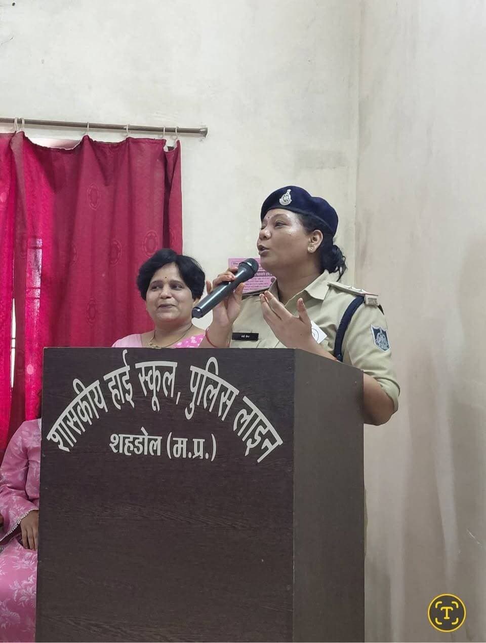 कोई कार्य कठिन नही, जरूरत सिर्फ मन से मेहनत करने की
---
उमंग दिवस का किया गया आयोजन,क्विज प्रतिभागी सम्मानित
----
शासकीय हाई स्कूल पुलिस लाइन शहडोल में उमंग दिवस का आयोजन, उत्साह एवं सकारात्मक ऊर्जा के साथ किया गया। कार्यक्रम का शुभारंभ मॉ सरस्वती के छायाचित्र पर माल्यार्पण एवं दीप प्रज्वलित कर किया गया। कार्यक्रम प्रभारी एवं राज्य स्तरीय प्रशिक्षिक संपूर्णा शुक्ला ने कार्यक्रम के उद्देश्य की जानकारी प्रदाय की गई। उन्होंने बताया कि किशोरावस्था में होने वाले परिवर्तन, तनाव प्रबंधन, नशे की लत आदि का सामना कैसे करें और उनसे व्यवहारिक जीवन में कैसे उपयोग करें इसके बारे में बताया। कार्यक्रम में वित्तीय प्रबंधन, तनाव का प्रबंध, संवाद कौशल पर बच्चों के द्वारा नाटक प्रस्तुत किया गया। पुलिस विभाग से सब इंस्पेक्टर वर्षा बैगा द्वारा बच्चों को उमंग विषय पर विस्तृत चर्चा की गई। उन्होंने बताया कोई भी कार्य कठिन नहीं होता है, आप मन से मेहनत करना शुरू करें और आजकल जो सबसे बड़ा नशा है मोबाइल का उससे दूरी बनाएं और अपनी पढ़ाई पर विशेष ध्यान दें तभी आप ऊंचे ओहदे पर जा सकते हैं।
जय नंदिनी तिवारी स्वास्थ्य की प्रति जागरूक होना, संतुलित आहार संबंधित जानकारी प्रदान की। श्रीमती सावित्री शुक्ला प्राचार्य द्वारा कहा गया कि संवाद कौशल हमारे जीवन में कितना महत्वपूर्ण हैँ, बिना संवाद के हम बहुत सारी चीजों को मन में लेकर बैठते हैं और
उसका निराकरण नहीं हो पता तो मन में तनाव आता है और जब तनाव आता है तो उसका असर स्वास्थ्य पर पड़ता है बच्चों के विकास के लिए अच्छा है। कार्यक्रम में क्विज में प्रथम, द्वितीय एवं तृतीय आने वाले विद्यार्थियो पुरूस्कृत भी किया गया।
इस अवसर महिला थाना से प्रतिभा शर्मा, संजय उपाध्याय, आरकेएस, शमशीर अली एवं विद्यालय के षिक्षक एवं विद्यार्थी उपस्थित रहें।
#shahdol #शहडोल