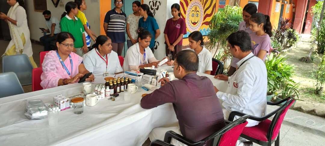 🏥 पीएम श्री जवाहर नवोदय विद्यालय में मेडिकल कैंप
पीएम श्री जवाहर नवोदय विद्यालय, बलेसरा में जिला पदाधिकारी श्री समीर सौरभ (भा.प्र.से.) के निर्देश पर सामुदायिक स्वास्थ्य केंद्र, उचकागांव की चिकित्सकीय टीम द्वारा मेडिकल कैंप आयोजित किया गया।
🩺 400 से अधिक छात्र-छात्राओं एवं शिक्षक-कर्मचारियों का स्वास्थ्य परीक्षण किया गया तथा स्वास्थ्य, व्यक्तिगत स्वच्छता, संतुलित आहार एवं स्वस्थ जीवनशैली को लेकर आवश्यक चिकित्सकीय परामर्श दिया गया।
👨⚕️ चिकित्सकीय टीम में डॉ. आशीष रंजन, डॉ. इफ्तार अहमद, फार्मासिस्ट प्रभात कुमार राय, सीएचओ श्रीमती पूजा, एएनएम श्रीमती सुशीला कुमारी एवं श्रीमती अभिलाषा कुमारी तथा आशा कार्यकर्ता श्री सनी श्रीवास्तव एवं श्रीमती आशा देवी शामिल रहे।
विद्यालय की स्टाफ नर्स श्रीमती वर्षा पटेल ने स्वास्थ्य टीम के साथ समन्वय कर शिविर के सफल संचालन में महत्वपूर्ण भूमिका निभाई।
विद्यालय के प्राचार्य श्री सुधाकर शुक्ला ने नियमित स्वास्थ्य जांच एवं स्वास्थ्य जागरूकता को विद्यार्थियों के स्वस्थ भविष्य के लिए महत्वपूर्ण बताया।
#MedicalCamp #HealthCheckup #StudentHealth #HealthAwareness #PersonalHygiene #HealthyLifestyle #BalancedDiet #Gopalganj #Bihar #CMSamrat #SamratChoudhary #GopalganjAdministration #DistrictAdministrationGopalganj