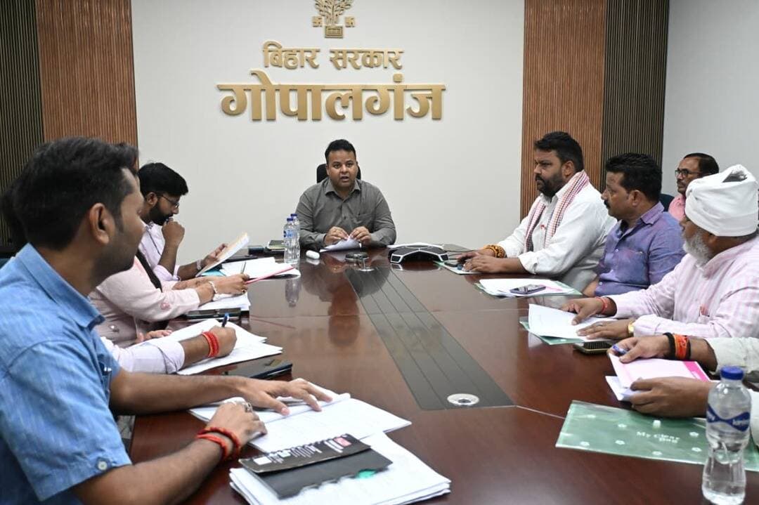 🗳️ सारण शिक्षक निर्वाचन को लेकर राजनैतिक दलों के साथ बैठक
जिला निर्वाचन पदाधिकारी-सह-जिला पदाधिकारी श्री समीर सौरभ की अध्यक्षता में मान्यता प्राप्त राष्ट्रीय एवं राज्य स्तरीय राजनैतिक दलों के प्रतिनिधियों के साथ बैठक आयोजित की गई।
बैठक में निर्वाचन कार्यक्रम एवं आदर्श आचार संहिता के प्रावधानों के अक्षरशः अनुपालन पर जानकारी दी गई।
📅 नामांकन: 29 सितंबर से 06 अक्टूबर 2026
🗳️ मतदान: 23 अक्टूबर 2026, सुबह 8 बजे से शाम 4 बजे तक
📊 मतगणना: 27 अक्टूबर 2026
📍 गोपालगंज में मतदान केंद्र: 14
👥 कुल मतदाता: 1,282
• पुरुष: 1,065
• महिला: 217
डीएम ने निर्वाचन को स्वतंत्र, निष्पक्ष, पारदर्शी एवं शांतिपूर्ण वातावरण में संपन्न कराने के लिए सभी संबंधित पक्षों से निर्वाचन आयोग के दिशा-निर्देशों एवं आदर्श आचार संहिता का कड़ाई से पालन करने की अपील की।
बैठक में उप विकास आयुक्त श्री गौरव कुमार, उप निर्वाचन पदाधिकारी डॉ. शशि प्रकाश राय, अनुमंडल पदाधिकारी गोपालगंज एवं हथुआ सहित विभिन्न राजनैतिक दलों के प्रतिनिधि उपस्थित रहे।
#SaranTeachersConstituency #BiharMLCElection #Election2026 #ModelCodeOfConduct #ElectionCommission #Gopalganj #Bihar #CMSamrat #SamratChoudhary #GopalganjAdministration #DistrictAdministrationGopalganj