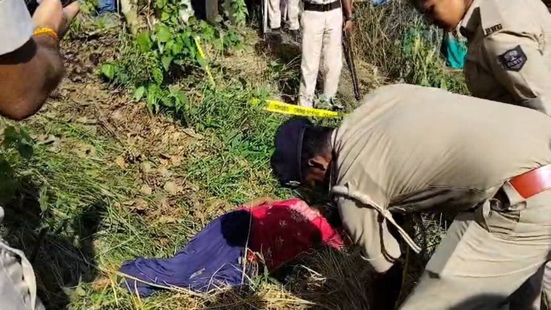 सुनसान सड़क किनारे खेत में 22 वर्षीय युवती का शव मिलने से सनसनी
कमतौल के मालपट्टी-हरिहरपुर पुलिया के पास मिला शव, एफएसएल टीम ने जुटाए नमूने; पहचान के लिए 72 घंटे डीएमसीएच में रखा जाएगा
दरभंगा:- कमतौल थाना क्षेत्र के मालपट्टी-हरिहरपुर पुलिया के दक्षिण सड़क किनारे खेत में बुधवार सुबह करीब 22 वर्षीय अज्ञात युवती का शव मिलने से इलाके में सनसनी फैल गई। युवती का शव मिलने की सूचना मिलते ही आसपास के गांवों से बड़ी संख्या में लोग मौके पर पहुंच गए। काफी देर तक शव की पहचान नहीं हो सकी। घटना की सूचना मिलने पर कमतौल थानाध्यक्ष संजीव कुमार चौधरी पुलिस बल के साथ मौके पर पहुंचे और वरीय अधिकारियों को इसकी जानकारी दी।कमतौल एसडीपीओ एसके सुमन भी मौके पर पहुँचे।
पुलिस ने शव को कब्जे में लेकर पोस्टमार्टम के लिए दरभंगा मेडिकल कॉलेज एवं अस्पताल (डीएमसीएच) भेज दिया। घटना की गंभीरता को देखते हुए एफएसएल की टीम को भी मौके पर बुलाया गया। टीम ने घटनास्थल से आवश्यक नमूने एकत्र किए हैं। पुलिस आसपास के इलाके में भी जांच-पड़ताल कर रही है।
सुनसान इलाके में पड़ा था शव
कमतौल एसडीपीओ एसके सुमन ने बताया कि युवती का शव सड़क किनारे खेत में पड़ा हुआ था। जिस स्थान पर शव मिला है, उसके आसपास करीब दो किलोमीटर उत्तर और दो किलोमीटर दक्षिण तक कोई घर-द्वार नहीं है। शाम छह बजे के बाद इस सड़क पर लोगों की आवाजाही भी काफी कम हो जाती है। ऐसे में युवती का शव वहां कब और किन परिस्थितियों में पहुंचा, यह फिलहाल स्पष्ट नहीं हो पाया है।
उन्होंने बताया कि शव मिले करीब चार घंटे बीत चुके हैं, लेकिन अभी तक कोई परिजन या परिचित युवती की पहचान करने के लिए सामने नहीं आया है। पुलिस आसपास के दरभंगा और मधुबनी जिले के थानों से भी संपर्क कर रही है और यह पता लगाया जा रहा है कि कहीं किसी युवती की गुमशुदगी की रिपोर्ट तो दर्ज नहीं हुई है।
सूट-सलवार पहने थी युवती
कमतौल थानाध्यक्ष संजीव कुमार चौधरी ने बताया कि युवती की उम्र करीब 22 वर्ष प्रतीत हो रही है। वह सूट-सलवार पहने हुई थी। शव को पोस्टमार्टम के लिए डीएमसीएच भेज दिया गया है। फिलहाल यह कहना मुश्किल है कि युवती की मौत किन परिस्थितियों में हुई और शव यहां कैसे पहुंचा।
थानाध्यक्ष ने बताया कि पुलिस मानवीय और तकनीकी साक्ष्यों के आधार पर मामले की जांच कर रही है। घटनास्थल से एफएसएल टीम ने भी नमूने एकत्र किए हैं। पोस्टमार्टम रिपोर्ट आने के बाद ही मौत के कारण के संबंध में स्थिति स्पष्ट हो सकेगी।
72 घंटे तक डीएमसीएच में रखा जाएगा शव
एसडीपीओ एसके सुमन ने बताया कि युवती की पहचान होने तक शव को डीएमसीएच में 72 घंटे तक सुरक्षित रखा जाएगा। इस दौरान पुलिस आसपास के थाना क्षेत्रों में दर्ज गुमशुदगी के मामलों की जानकारी जुटाएगी। साथ ही तकनीकी साक्ष्यों और अन्य माध्यमों से युवती की पहचान कराने का प्रयास किया जा रहा है।
पुलिस फिलहाल युवती की पहचान और मौत के कारण का पता लगाने में जुटी है। पोस्टमार्टम रिपोर्ट और एफएसएल जांच के बाद ही यह स्पष्ट हो सकेगा कि युवती की मौत कैसे हुई और शव सुनसान सड़क किनारे खेत तक किन परिस्थितियों में पहुंचा।