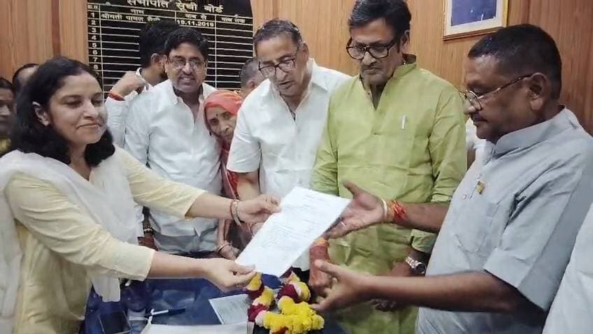 नगर परिषद चूरू के सभापति विनय गोयनका व उपसभापति ओमप्रकाश इन्दोरिया ने संभाला कार्यभार
पूर्व नेता प्रतिपक्ष राठौड़ व विधायक सहारण की उपस्थिति में किया पदभार ग्रहण
चूरू। नगर परिषद चूरू के नवनिर्वाचित सभापति विनय कुमार गोयनका एवं उपसभापति ओमप्रकाश इन्दोरिया ने बुधवार को विधिवत रूप से पदभार ग्रहण किया। पूर्व नेता प्रतिपक्ष राजेन्द्र राठौड़ एवं विधायक हरलाल सहारण की मौजूदगी में दोनों नवनिर्वाचित पदाधिकारियों को आयुक्त अभिलाषा सिंह ने पदभार ग्रहण करवाया। इससे पहले विद्वान पंडितों ने विधि-विधान से पूजा-अर्चना करवाई।
इस अवसर पर पूर्व नेता प्रतिपक्ष राजेन्द्र राठौड़ ने कहा कि नगर परिषद के नए नेतृत्व के सामने शहर के विकास को नई गति देने की जिम्मेदारी है। सभी पार्षदों एवं शहरवासियों को साथ लेकर जनहित में कार्य किया जाना चाहिए। उन्होंने सभापति एवं उपसभापति को शुभकामनाएं देते हुए जनहित को सर्वोच्च प्राथमिकता देने की बात कही।
विधायक हरलाल सहारण ने कहा कि नगर परिषद के नए बोर्ड से शहरवासियों को विकास की उम्मीदें हैं। सड़क, सफाई, पेयजल और प्रकाश व्यवस्था सहित मूलभूत सुविधाओं को बेहतर बनाने के लिए प्रभावी प्रयास किए जाने चाहिए। उन्होंने कहा कि राज्य सरकार की योजनाओं का लाभ प्रत्येक वर्ग तक पहुंचाने के लिए बेहतर समन्वय के साथ कार्य किया जाएगा।
सभापति विनय कुमार गोयनका ने कहा कि वे शहर के विकास और नगर परिषद की व्यवस्थाओं को बेहतर बनाने के लिए पूरी जिम्मेदारी के साथ कार्य करेंगे। शहरवासियों की समस्याओं का प्राथमिकता से समाधान करवाते हुए स्वच्छ, सुंदर एवं विकसित चूरू के लिए सभी के सहयोग से काम किया जाएगा।
कार्यक्रम में आयुक्त अभिलाषा सिंह, भाजपा जिलाध्यक्ष बसंत शर्मा, पदम सिंह राठौड़, विमला गढ़वाल, मोहनलाल गढ़वाल, वासुदेव चावला, अख्तर खान, चंद्रप्रकाश शर्मा, मदन गोपाल बालाण, सुनील ढाका, राकेश दाधीच, बाबू इस्माईल, भागीरथ सैनी, मनोज गढ़वाल, अश्विनी बुडानिया सहित भाजपा कार्यकर्ता, पार्षद एवं सर्व समाज के लोग मौजूद रहे।
#tharkiawaazajay #Churu #BJP4IND #RajendraRathore #nagarparishad