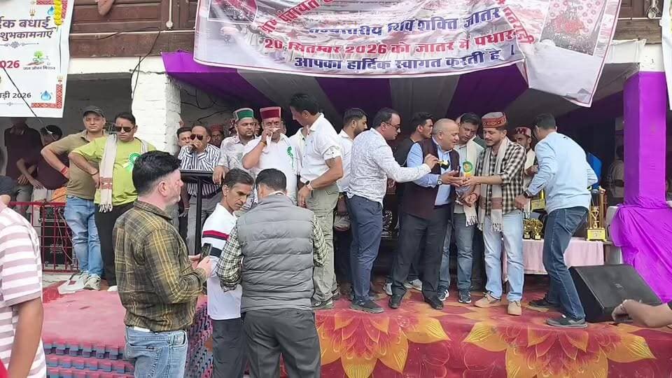 *30 सितंबर तक सभी किसान करवाएं फार्म रजिस्ट्री*
भरमौर 23 सितंबर:
विषयवाद विशेषज्ञ, कृषि विभाग भरमौर जितेंद्र कुमार ने आग्रह किया है कि क्षेत्र के सभी किसान अपनी फार्म रजिस्ट्री (Farm Registry) 30 सितंबर तक करवाना सुनिश्चित करें।
उन्होंने बताया कि फार्म रजिस्ट्री किसानों की भूमि एवं व्यक्तिगत विवरण को डिजिटल रूप से दर्ज करने की महत्वपूर्ण प्रक्रिया है। फार्म रजिस्ट्री के माध्यम से किसानों का भूमि रिकॉर्ड एवं अन्य आवश्यक विवरण डिजिटल रूप से दर्ज और अद्यतन किया जाता है, जो पीएम-किसान निधि सहित कृषि एवं बागवानी विभाग की विभिन्न योजनाओं का लाभ प्राप्त करने में महत्वपूर्ण भूमिका निभाता है।
उन्होंने बताया कि पीएम-किसान निधि के तहत पात्र किसानों को सरकार द्वारा प्रतिवर्ष आर्थिक सहायता प्रदान की जाती है। इस योजना सहित अन्य सरकारी योजनाओं का लाभ प्राप्त करने के लिए किसानों के भूमि रिकॉर्ड एवं अन्य आवश्यक विवरणों का सही एवं अद्यतन होना आवश्यक है। ऐसे में किसानों को सलाह दी गई है कि वे अपनी फार्म रजिस्ट्री समय रहते पूरी करवाएं, ताकि भविष्य में सरकारी योजनाओं का लाभ प्राप्त करने में किसी प्रकार की कठिनाई का सामना न करना पड़े।
उन्होंने किसानों से आग्रह किया कि फार्म रजिस्ट्री करवाते समय अपनी भूमि एवं व्यक्तिगत विवरण सही-सही उपलब्ध करवाएं तथा आवश्यक दस्तावेज साथ लेकर जाएं। किसान अपनी फार्म रजिस्ट्री करवाने के लिए निकटतम लोक मित्र केंद्र में संपर्क कर सकते हैं। प्रक्रिया से संबंधित किसी भी प्रकार की जानकारी या सहायता के लिए किसान लोक मित्र केंद्र, कृषि कार्यालय, पंचायत प्रतिनिधि अथवा संबंधित विभागीय कर्मचारी से संपर्क कर सकते हैं।
जितेंद्र कुमार ने सभी किसानों से अपील की कि वे 30 सितंबर तक अपनी फार्म रजिस्ट्री अवश्य करवाएं, ताकि भविष्य में कृषि सहायता, अनुदान, बीमा, ऋण सुविधा, पीएम-किसान निधि तथा अन्य सरकारी योजनाओं का लाभ प्राप्त करने में किसी प्रकार की असुविधा न हो।
उन्होंने आम जनता से भी आग्रह किया कि वे अपने आसपास के किसानों को फार्म रजिस्ट्री के महत्व के बारे में जागरूक करें तथा उन्हें निर्धारित समय सीमा के भीतर निकटतम लोक मित्र केंद्र पर जाकर फार्म रजिस्ट्री पूरी करवाने के लिए प्रेरित करें।