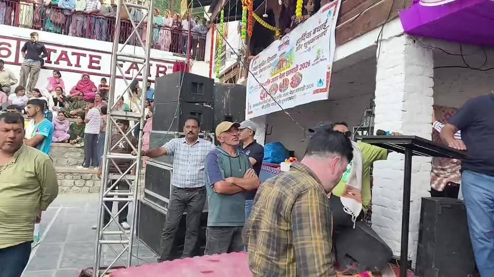 *30 सितंबर तक सभी किसान करवाएं फार्म रजिस्ट्री*
भरमौर 23 सितंबर:
विषयवाद विशेषज्ञ, कृषि विभाग भरमौर जितेंद्र कुमार ने आग्रह किया है कि क्षेत्र के सभी किसान अपनी फार्म रजिस्ट्री (Farm Registry) 30 सितंबर तक करवाना सुनिश्चित करें।
उन्होंने बताया कि फार्म रजिस्ट्री किसानों की भूमि एवं व्यक्तिगत विवरण को डिजिटल रूप से दर्ज करने की महत्वपूर्ण प्रक्रिया है। फार्म रजिस्ट्री के माध्यम से किसानों का भूमि रिकॉर्ड एवं अन्य आवश्यक विवरण डिजिटल रूप से दर्ज और अद्यतन किया जाता है, जो पीएम-किसान निधि सहित कृषि एवं बागवानी विभाग की विभिन्न योजनाओं का लाभ प्राप्त करने में महत्वपूर्ण भूमिका निभाता है।
उन्होंने बताया कि पीएम-किसान निधि के तहत पात्र किसानों को सरकार द्वारा प्रतिवर्ष आर्थिक सहायता प्रदान की जाती है। इस योजना सहित अन्य सरकारी योजनाओं का लाभ प्राप्त करने के लिए किसानों के भूमि रिकॉर्ड एवं अन्य आवश्यक विवरणों का सही एवं अद्यतन होना आवश्यक है। ऐसे में किसानों को सलाह दी गई है कि वे अपनी फार्म रजिस्ट्री समय रहते पूरी करवाएं, ताकि भविष्य में सरकारी योजनाओं का लाभ प्राप्त करने में किसी प्रकार की कठिनाई का सामना न करना पड़े।
उन्होंने किसानों से आग्रह किया कि फार्म रजिस्ट्री करवाते समय अपनी भूमि एवं व्यक्तिगत विवरण सही-सही उपलब्ध करवाएं तथा आवश्यक दस्तावेज साथ लेकर जाएं। किसान अपनी फार्म रजिस्ट्री करवाने के लिए निकटतम लोक मित्र केंद्र में संपर्क कर सकते हैं। प्रक्रिया से संबंधित किसी भी प्रकार की जानकारी या सहायता के लिए किसान लोक मित्र केंद्र, कृषि कार्यालय, पंचायत प्रतिनिधि अथवा संबंधित विभागीय कर्मचारी से संपर्क कर सकते हैं।
जितेंद्र कुमार ने सभी किसानों से अपील की कि वे 30 सितंबर तक अपनी फार्म रजिस्ट्री अवश्य करवाएं, ताकि भविष्य में कृषि सहायता, अनुदान, बीमा, ऋण सुविधा, पीएम-किसान निधि तथा अन्य सरकारी योजनाओं का लाभ प्राप्त करने में किसी प्रकार की असुविधा न हो।
उन्होंने आम जनता से भी आग्रह किया कि वे अपने आसपास के किसानों को फार्म रजिस्ट्री के महत्व के बारे में जागरूक करें तथा उन्हें निर्धारित समय सीमा के भीतर निकटतम लोक मित्र केंद्र पर जाकर फार्म रजिस्ट्री पूरी करवाने के लिए प्रेरित करें।