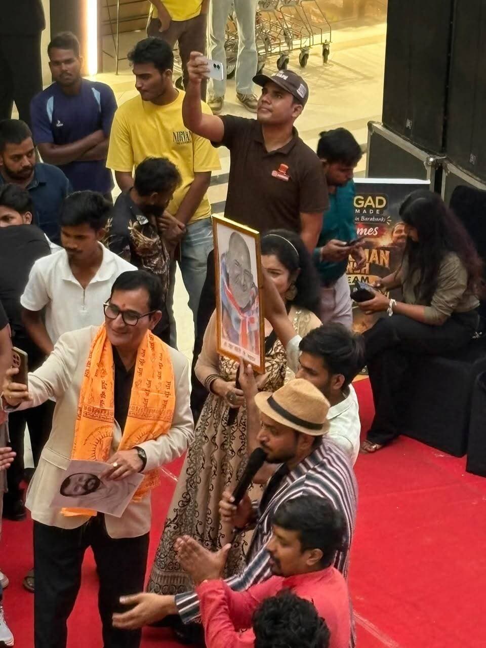 कल बाराबंकी पहुंची हनुमान अंश की टीम, फैन ने नीम करोली बाबा की हाथ से बनी पेंटिंग भेंट की, टीम ने किया सम्मान। ❤️🎬
#HanumanAnsh #Barabanki #NeemKaroliBaba #AwadhAvenueMall #BarabankiNews