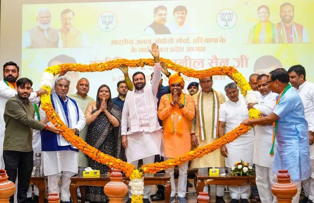 पंचकूला में सुनील सैन ने संभाला भाजपा ओबीसी मोर्चा के प्रदेश अध्यक्ष का दायित्व....
सीएम नायब सैनी बोले—भाजपा में समर्पित कार्यकर्ता मेहनत, निष्ठा और सेवा के बल पर किसी भी जिम्मेदारी तक पहुंच सकता है
पंचकूला, (राष्ट्रीय कदम) ब्यूरो। भाजपा प्रदेश कार्यालय पंचकमल में मंगलवार को भारतीय जनता पार्टी ओबीसी मोर्चा, हरियाणा के नवनियुक्त प्रदेश अध्यक्ष इंजीनियर सुनील सैन का दायित्व ग्रहण समारोह आयोजित किया गया। मुख्यमंत्री नायब सिंह सैनी मुख्य अतिथि के रूप में कार्यक्रम में शामिल हुए और सुनील सैन को नई जिम्मेदारी के लिए शुभकामनाएं दीं। हरियाणा सरकार की आधिकारिक प्रेस विज्ञप्ति के अनुसार कार्यक्रम की अध्यक्षता भाजपा प्रदेशाध्यक्ष डॉ. अर्चना गुप्ता ने की।
मुख्यमंत्री नायब सिंह सैनी ने कहा कि भाजपा में दायित्व केवल पद नहीं, बल्कि जनसेवा और संगठन के प्रति जिम्मेदारी है। उन्होंने कहा कि संगठन की मजबूती कार्यकर्ताओं की मेहनत और सेवा भावना से होती है। मुख्यमंत्री ने ओबीसी मोर्चा को समाज के अंतिम व्यक्ति तक पहुंचने और बूथ स्तर पर संगठन को मजबूत करने की दिशा में काम करने का आह्वान किया।
समारोह में भाजपा प्रदेशाध्यक्ष डॉ. अर्चना गुप्ता, प्रदेश संगठन महामंत्री फणींद्र नाथ शर्मा, कैबिनेट मंत्री रणबीर सिंह गंगवा सहित पार्टी के वरिष्ठ नेता और बड़ी संख्या में पदाधिकारी व कार्यकर्ता मौजूद रहे। कार्यक्रम में भाजपा ओबीसी मोर्चा के राष्ट्रीय अध्यक्ष एवं राज्यसभा सांसद अमरपाल मौर्य की भी मौजूदगी रही।
सुनील सैन को हरियाणा भाजपा की नई प्रदेश कार्यकारिणी में ओबीसी मोर्चा के प्रदेश अध्यक्ष की जिम्मेदारी दी गई थी। पार्टी की ओर से उन्हें संगठन को मजबूत करने तथा ओबीसी समाज की भागीदारी बढ़ाने की दिशा में काम करने की जिम्मेदारी सौंपी गई है।
कार्यक्रम में भाजपा प्रदेश सचिव एवं यमुनानगर के पूर्व मेयर मदन चौहान, हरियाणा युवा कल्याण परिषद के चेयरमैन बलबीर सिंह कम्बोज, हरियाणा लेबर फेडरेशन के चेयरमैन देवेन्द्र पांचाल, DNT बोर्ड के चेयरमैन जसमेर सिंह बंजारा, DNT उपाध्यक्ष ओमपाल जगाधरी, हरियाणा भूमि सुधार एवं विकास निगम लिमिटेड के चेयरमैन गुरनाम सिंह सैनी तथा चेयरमैन रवि सैनी सहित अन्य गणमान्य लोग उपस्थित रहे।
सभी उपस्थित नेताओं एवं कार्यकर्ताओं ने सुनील सैन को नई जिम्मेदारी के लिए बधाई दी। कार्यक्रम के अंत में नवनियुक्त प्रदेश अध्यक्ष सुनील सैन ने सभी वरिष्ठ नेताओं और कार्यकर्ताओं का आभार व्यक्त करते हुए संगठन को मजबूत करने के लिए कार्य करने का संकल्प लिया।