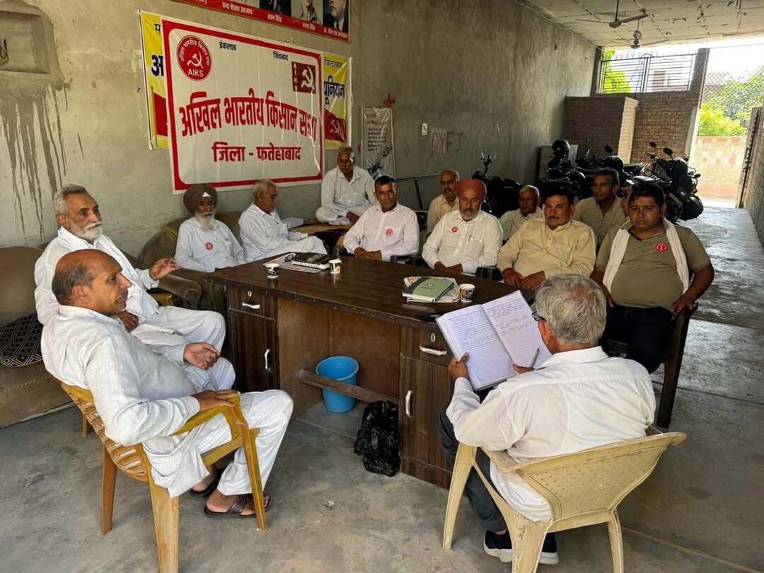 शाहबाद में किसानों पर लाठीचार्ज की किसान सभा ने की निंदा, धान की सुचारू खरीद और सरल रजिस्ट्रेशन की उठाई मांग
धान, बाजरा, मूंगफली और नरमा की सरकारी खरीद बिना किसी अड़चन के तुरंत शुरू करे सरकार : बलबीर सिंह
फतेहाबाद। (राष्ट्रीय कदम) ब्यूरो:
शाहबाद में धान की सरकारी खरीद शुरू करने की मांग कर रहे किसानों पर हुए लाठीचार्ज और आंसू गैस के गोले छोड़े जाने की अखिल भारतीय किसान सभा की जिला कमेटी फतेहाबाद ने कड़े शब्दों में निंदा की है। बुधवार को शहीद उधम सिंह भवन में किसान सभा की जिला कमेटी की बैठक जिला प्रधान विष्णुदत्त की अध्यक्षता में संपन्न हुई। बैठक का संचालन सचिव मास्टर राजेंद्र बाटू ने किया, जबकि इसमें किसान सभा के राज्य अध्यक्ष मास्टर बलबीर सिंह और जिला उपप्रधान जगतार सिंह विशेष रूप से उपस्थित रहे।
बैठक में किसानों की वर्तमान ज्वलंत समस्याओं पर गंभीर मंथन किया गया। बैठक को संबोधित करते हुए राज्य अध्यक्ष मास्टर बलबीर सिंह ने कहा कि धान, बाजरा, मूंगफली और नरमा की सरकारी खरीद बिना किसी अड़चन के तुरंत शुरू की जानी चाहिए। इसके साथ ही धान खरीद के लिए पोर्टल पर रजिस्ट्रेशन प्रक्रिया को बेहद सरल और निरंतर जारी रखा जाए। उन्होंने मांग की कि सरकार पराली प्रबंधन के लिए आवश्यक मशीनों का उचित प्रबंध करे, आगामी फसलों की बिजाई के लिए खाद का समय पर वितरण सुनिश्चित करे और प्राकृतिक आपदा से बर्बाद हुई फसलों का बकाया मुआवजा बिना किसी देरी के जारी करे। मास्टर बलबीर सिंह ने कहा कि अपनी जायज मांगों को लेकर आवाज उठा रहे किसानों पर शाहबाद में लाठीचार्ज करना और आंसू गैस के गोले छोडऩा सरकार का एक आपराधिक कृत्य है। उन्होंने कहा कि किसानों की समस्याओं के समाधान के लिए अब सभी किसान संगठनों को एकजुट होना पड़ेगा और यही समय की सबसे बड़ी जरूरत है। उन्होंने मांग की कि सरकार हठधर्मिता छोडक़र तुरंत प्रभाव से फसलों की खरीद प्रक्रिया सुचारू रूप से शुरू करे।
बैठक में किसानों के केंद्रीय मुद्दों जैसे भारत-अमेरिका ट्रेड डील को रद्द करने, बिजली संशोधन विधेयक व स्मार्ट मीटर योजना को वापस लेने, किसानों व मजदूरों को कर्ज मुक्त करने, बीमा कंपनियों की मनमानी पर अंकुश लगाने और लंबित मुआवजा जारी करने की मांगों को लेकर आंदोलन की रणनीति बनाई गई। इसके तहत आगामी 3 अक्टूबर को लखीमपुर खीरी हत्याकांड की बरसी से गांव-गांव विशेष जागरूकता अभियान चलाने और ग्रामीण पंचायतों का आयोजन करने का आह्वान किया गया। इसके उपरांत जिला व तहसील स्तर पर किसान बचाओ सम्मेलन आयोजित किए जाएंगे। किसान सभा ने निर्णय लिया कि 27 सितंबर को अमर शहीद भगत सिंह की जयंती और 29 सितंबर को कामरेड पृथ्वी सिंह गोरखपुरिया की पुण्यतिथि हर तहसील स्तर पर मनाई जाएगी। बैठक में मुख्य रूप से मुंशीराम नाढ़ोड़ी, हनुमान सिंह ढ़ाबी कलां, सुभाष भादू जांडवाला बागड़, पतराम ढ़ाणी ईशर, धर्मपाल कुम्हारिया, योगेंद्र सिंह भूथन, केवल सिंह रत्ता थेह, हमीद खां समैन तथा छत्रपाल सिंह नथवान सहित अनेक सदस्य मौजूद रहे।