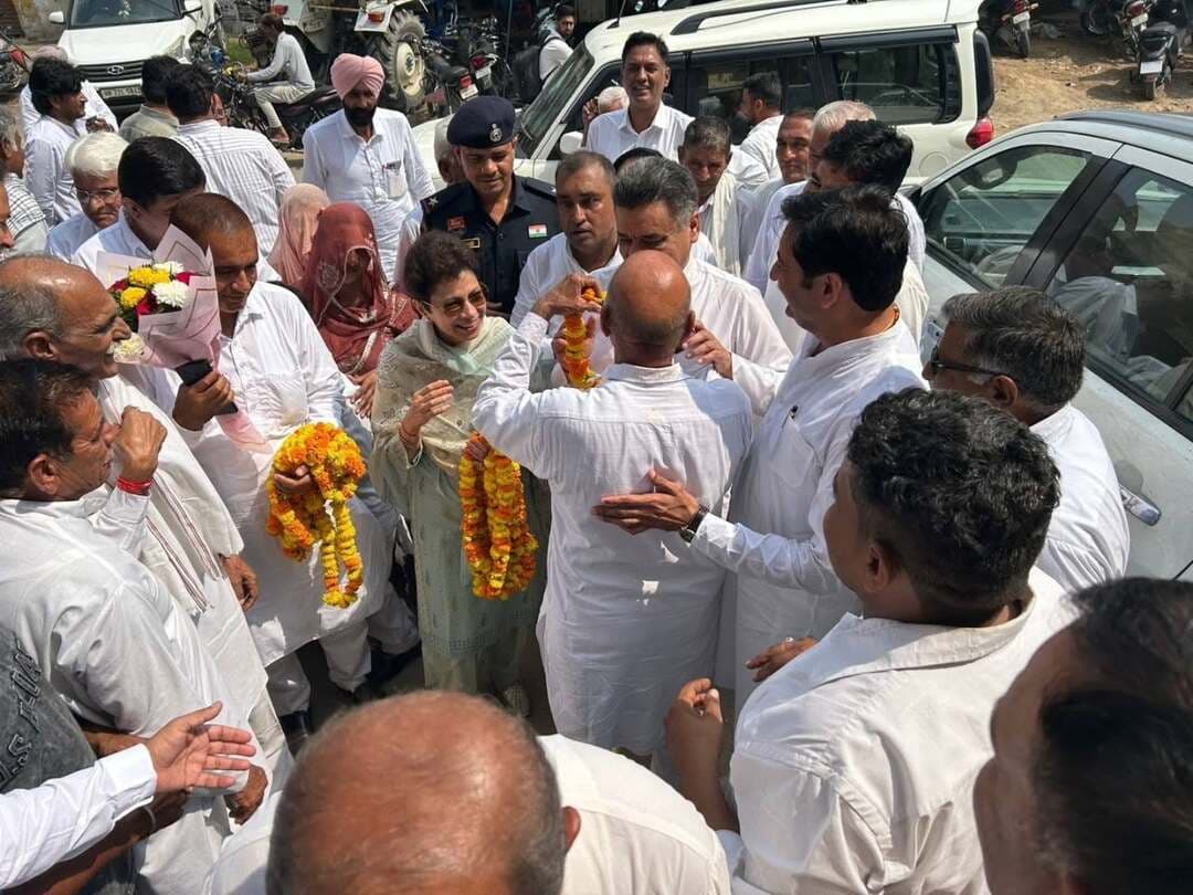 भाजपा की नीतियों से किसान, मजदूर और युवा परेशान, लोकतांत्रिक संस्थाओं पर भी उठ रहे सवाल: कुमारी सैलजा
भट्टू ब्लॉक कांग्रेस अधिवेशन में सैलजा बोलीं संविधान, मताधिकार और जनता के अधिकारों की लड़ाई गांव-गांव व बूथ-बूथ तक पहुंचाएं
भट्टूकलां, 23 सितंबर।
सिरसा की सांसद, पूर्व केंद्रीय मंत्री, अखिल भारतीय कांग्रेस कमेटी की महासचिव एवं सीडब्ल्यूसी सदस्य कुमारी सैलजा ने कहा कि भाजपा सरकार की जनविरोधी नीतियों से किसान, मजदूर, युवा और आम परिवार परेशान हैं। नात्थूसरी चौपटा सहित क्षेत्र से जुड़े जनहित के मुद्दों पर जनता लगातार जवाब मांग रही है। कांग्रेस का प्रत्येक कार्यकर्ता जनता की आवाज को पूरी मजबूती से उठाते हुए संविधान, लोकतंत्र और मताधिकार की रक्षा की लड़ाई को हर गांव, बूथ और घर तक पहुंचाएगा।
कुमारी सैलजा बुधवार को भट्टू ब्लॉक कांग्रेस अधिवेशन में कांग्रेस कार्यकर्ताओं एवं क्षेत्रवासियों को संबोधित कर रही थीं। उन्होंने आरोप लगाया कि भाजपा और आरएसएस की विचारधारा देश को कमजोर करने तथा लोगों को धर्म और जाति के नाम पर बांटने का काम कर रही है। चुनाव नजदीक आते ही धार्मिक और जातीय मुद्दे उठाकर जनता का ध्यान बेरोजगारी, महंगाई, शिक्षा, खेती और उद्योगों की बदहाली से हटाने का प्रयास किया जाता है।
सांसद ने कहा कि चुनाव आयोग की कार्यप्रणाली को लेकर भी गंभीर सवाल खड़े हो रहे हैं। द इंडियन एक्सप्रेस की एक रिपोर्ट का उल्लेख करते हुए उन्होंने दावा किया कि पिछले 10 महीनों में चुनाव आयोग के तीन में से दो आयुक्तों ने कम से कम 14 बार लिखित आपत्तियां दर्ज कीं। फॉर्म-6 में बदलाव को लेकर भी आपत्ति जताई गई। यदि चुनाव प्रक्रिया से जुड़े महत्वपूर्ण निर्णयों पर आयोग के भीतर ही बार-बार असहमति सामने आ रही है तो देश के मतदाताओं को पूरी पारदर्शिता के साथ जवाब मिलना चाहिए।
कुमारी सैलजा ने कहा कि लोकसभा में नेता प्रतिपक्ष राहुल गांधी लगातार मतदाता सूची और चुनावी प्रक्रिया में पारदर्शिता एवं जवाबदेही की मांग उठा रहे हैं। रिपोर्ट में सामने आए तथ्यों की निष्पक्ष जांच होनी चाहिए। उन्होंने आरोप लगाया कि बड़े मीडिया संस्थानों पर भी दबाव बनाया जा रहा है और ईडी की कार्रवाई का भय दिखाकर उन्हें चुप कराने की कोशिश होती है। प्रधानमंत्री मीडिया के सवालों का सामना नहीं करते, जबकि कांग्रेस नेतृत्व हमेशा मीडिया के समक्ष अपनी बात रखता रहा है।
सांसद ने भाजपा सरकार को ‘झूठ का डबल इंजन’ बताते हुए कहा कि काला धन वापस लाने सहित जनता से किए गए वादे जुमले साबित हुए हैं। युवाओं को रोजगार नहीं मिल रहा, पेपर लीक हो रहे हैं