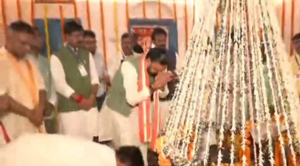 वीडियो : वामन भगवान का आशीर्वाद लेने बक्सर पहुंचे CM सम्राट चौधरी, जमुई के सवाल पर चुप्पी; बक्सर-भागलपुर ग्रीनफील्ड एक्सप्रेसवे का ऐलान .