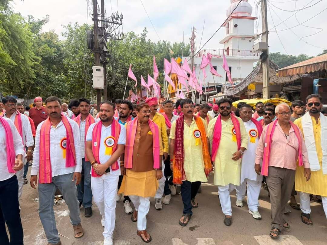 वामन ग्लोबल फाउंडेशन की रथयात्रा में भगवान वामन का दिव्य जीवंत स्वरूप, स्पीकर की धुन पर नाचते दिखे श्रद्धालु ..
#buxartopnews #buxar #buxar #local #localnews
खबर कमेंट बॉक्स में