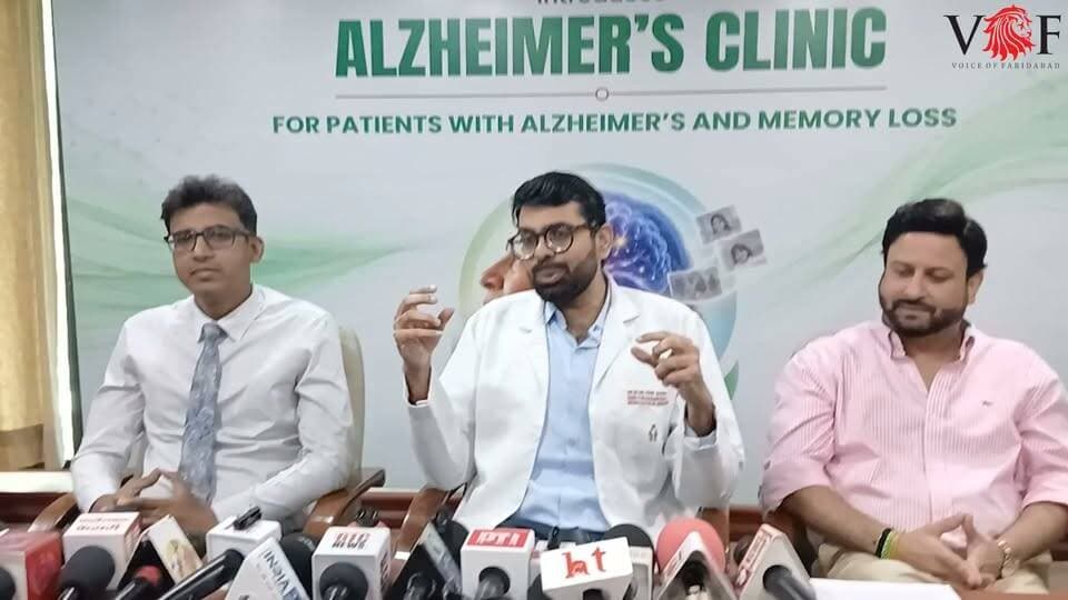 फरीदाबाद में विशेष अल्ज़ाइमर्स क्लिनिक शुरू, हर शुक्रवार मरीजों की होगी जांच और काउंसिलिंग
अल्ज़ाइमर्स और डिमेंशिया जैसी याददाश्त संबंधी समस्याओं से जूझ रहे मरीजों के लिए फोर्टिस एस्कॉर्ट्स हॉस्पिटल, फरीदाबाद ने विशेष अल्ज़ाइमर्स क्लिनिक की शुरुआत की है। अस्पताल का दावा है कि यह फरीदाबाद का पहला विशेष अल्ज़ाइमर्स क्लिनिक है। यहां मरीजों की व्यवस्थित जांच, बीमारी की समय पर पहचान, नियमित फॉलो-अप और काउंसिलिंग की सुविधा उपलब्ध कराई जाएगी।
अस्पताल के अनुसार क्लिनिक का संचालन डॉ. विनीत बंगा, निदेशक एवं प्रमुख, न्यूरोलॉजी के नेतृत्व में किया जाएगा। यह क्लिनिक प्रत्येक शुक्रवार दोपहर 12 बजे से 1 बजे तक संचालित होगा। यहां मरीजों की स्थिति के अनुसार व्यापक जांच कर उपचार और आवश्यक थेरेपी की योजना तैयार करने में मदद की जाएगी।
शुरुआती लक्षणों को नजरअंदाज न करें
डॉ. विनीत बंगा ने बताया कि भारत में बुजुर्गों की आबादी तेजी से बढ़ रही है। उनके मुताबिक वर्ष 2011 में देश में वृद्ध आबादी करीब 10.4 करोड़ थी, जिसके 2036 तक बढ़कर लगभग 23 करोड़ होने का अनुमान है। उम्रदराज आबादी बढ़ने के साथ अल्ज़ाइमर्स जैसी उम्र से संबंधित न्यूरोलॉजिकल समस्याओं का बोझ भी बढ़ सकता है।
उन्होंने कहा कि बार-बार चीजें भूलना, याददाश्त संबंधी परेशानी, रोजमर्रा के काम करने में कठिनाई, भाषा या संवाद में समस्या और समय व स्थान को लेकर बार-बार भ्रम की स्थिति जैसे लक्षणों को नजरअंदाज नहीं करना चाहिए।
डॉ. बंगा के मुताबिक याददाश्त कमजोर होने के कई संभावित कारण हो सकते हैं, इसलिए प्रत्येक मरीज की सावधानीपूर्वक और व्यापक जांच जरूरी है। समय पर बीमारी की पहचान होने से उचित उपचार शुरू करने और मरीज के साथ-साथ परिवार व देखभाल करने वालों पर पड़ने वाले बोझ को कम करने में मदद मिल सकती है।
मरीजों के साथ परिवारों को भी मिलेगा सहयोग
फोर्टिस एस्कॉर्ट्स हॉस्पिटल, फरीदाबाद के फेसिलिटी निदेशक डॉ. अभिषेक शर्मा ने कहा कि विशेष क्लिनिक शुरू करने का उद्देश्य याददाश्त संबंधी बीमारियों से जूझ रहे मरीजों और उनके परिवारों को व्यवस्थित देखभाल उपलब्ध कराना है।
उन्होंने बताया कि अस्पताल में लेकैनमैब थेरेपी की उपलब्धता के साथ क्लिनिकल जांच, उपचार के दौरान निगरानी और सपोर्ट सिस्टम पर भी ध्यान दिया जाएगा। अल्ज़ाइमर्स की देखभाल केवल दवाओं तक सीमित नहीं होती, बल्कि इसमें नियमित जांच, काउंसिलिंग और फॉलो-अप की भी महत्वपूर्ण भूमिका होती है।
अस्पताल प्रबंधन के मुताबिक नया क्लिनिक फरीदाबाद और आसपास के क्षेत्रों के मरीजों को अल्ज़ाइमर्स व डिमेंशिया से जुड़ी समस्याओं के लिए एक व्यवस्थित देखभाल व्यवस्था उपलब्ध कराने की दिशा में काम करेगा।