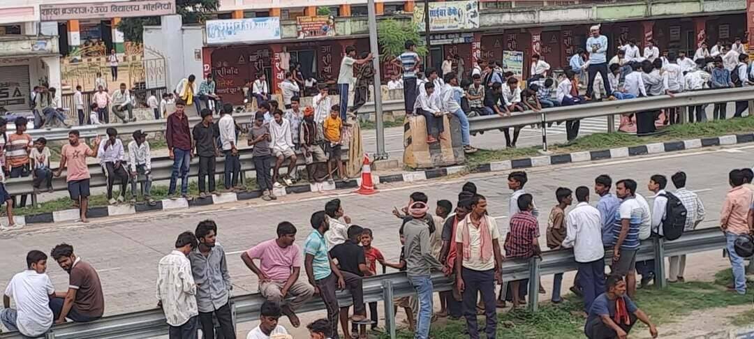 Viral ट्रक को देखने के लिए मोहनिया में लोगों की भीड़ जमा हो गई है, NH19 पर लोग अपनी जान से खिलवाड़ कर रहे हैं और बड़े बड़े केरेन से पूल को उठाया गया।