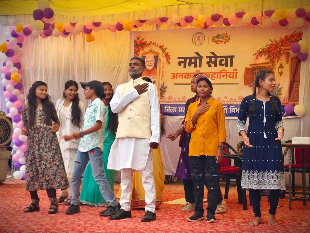 सेवा संकल्प अभियान अंतर्गत नमो सेवा अनकही कहानियां (संगीतमय नाट्य प्रस्तुति) का कार्यक्रम आज शासकीय घनश्याम सिंह गुप्त स्नातकोत्तर महाविद्यालय बालोद में किया गया।
जिसमें महाविद्यालय के युवाओं ने नुक्कड़ नाटक के माध्यम प्रधानमंत्री श्री नरेंद्र मोदी की 25 वर्षों के सेवा काल, प्रमुख जनकल्याणकारी योजनाएं और देश में आए बदलावों की कहानी को एक सरल, भावनात्मक और संगीतपूर्ण प्रस्तुति दी गई।
#SewaSankalpAbhiyan #नमो_सेवा_अनकही_कहानियां #Balod #nukkad