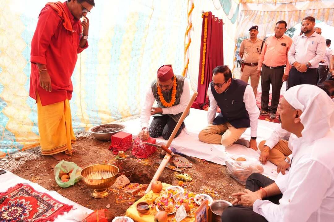 मुख्य सचिव श्री आनन्द बर्द्धन ने बुधवार को देहरादून में भारतीय प्रबन्धन संस्थान (आईआईएम) काशीपुर के देहरादून कैंपस का भूमिपूजन किया। इस अवसर पर उन्होंने आईआईएम काशीपुर का कैंपस देहरादून में स्थापित होने पर प्रसन्नता व्यक्त की।