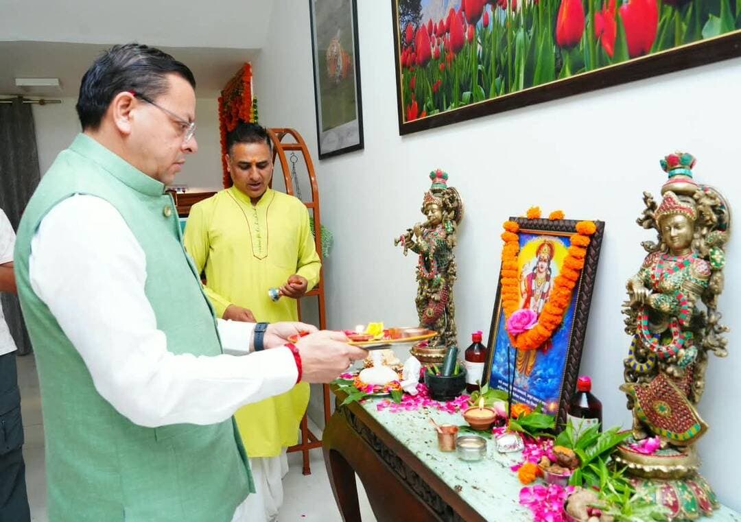 मुख्यमंत्री श्री पुष्कर सिंह धामी ने बुधवार को मुख्यमंत्री आवास में आयुर्वेद दिवस के अवसर पर भगवान धन्वन्तरि की पूजा-अर्चना कर प्रदेशवासियों के आरोग्य, सुख-समृद्धि एवं खुशहाली की कामना की।
मुख्यमंत्री ने कहा कि आयुर्वेद हमारी प्राचीन ज्ञान परंपरा और समृद्ध विरासत का महत्वपूर्ण अंग है। स्वस्थ जीवनशैली और रोगों से बचाव में आयुर्वेद की महत्वपूर्ण भूमिका है। उन्होंने कहा कि प्रधानमंत्री श्री नरेन्द्र मोदी के नेतृत्व में आज आयुर्वेद और भारत की पारंपरिक चिकित्सा पद्धतियों को वैश्विक स्तर पर नई पहचान मिल रही है।