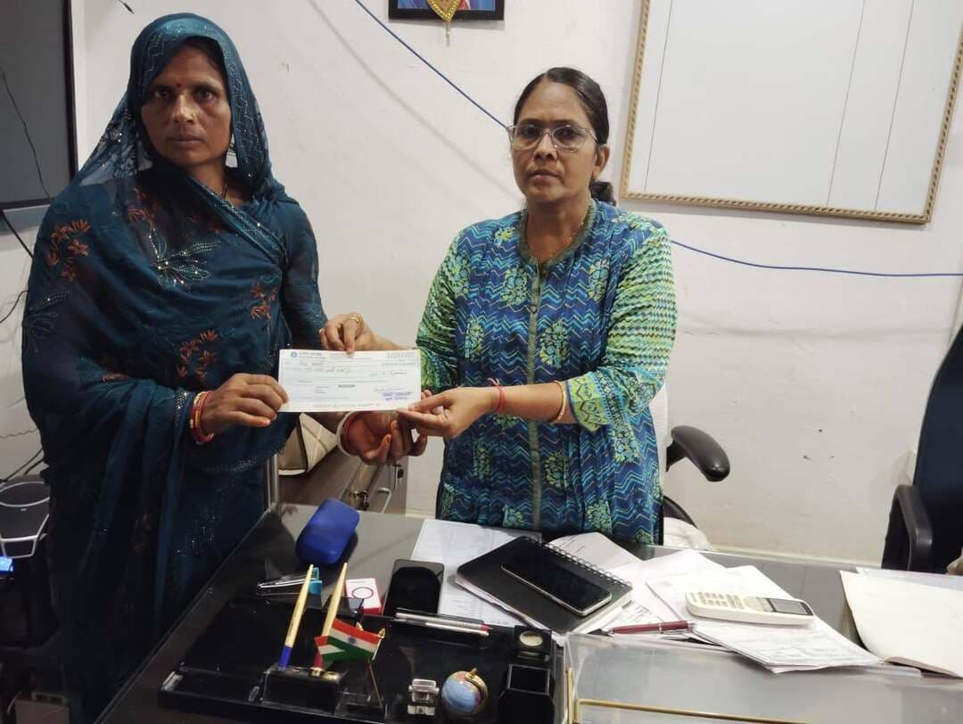 जिलाधिकारी के निदेश पर मृतक के आश्रित को 6 घंटा के अंदर अनुग्रह अनुदान की राशि का भुगतान किया गया
======================
प्रशासन के लिए जनता की संतुष्टि सर्वोपरि; पारदर्शिता एवं उत्तरदायित्व सुनिश्चित करते हुए आम जनता के कार्यों को संवेदनशीलता के साथ पूरा किया जाता है: जिलाधिकारी
======================
लोगों को समय से जनहित की योजनाओं का लाभ मिले इसके लिए सम्पूर्ण प्रशासनिक तंत्र सजग, तत्पर एवं प्रतिबद्ध रहे: जिलाधिकारी ने अधिकारियों को दिया है निर्देश
======================
जिलाधिकारी कुमार गौरव द्वारा प्रखण्ड-सह-अंचल कार्यालय, कुढ़नी का औचक निरीक्षण किया गया था। इस दौरान उन्होंने कार्यालय आए आम जनता से भी मिलकर उनकी समस्याओं को सुना था। इसी क्रम में कुढ़नी के अमरख गाँव से अपने परिजनों के साथ आयी एक आवेदिका श्रीमती रितु कुमारी ने जिलाधिकारी को बताया कि दिनांक 13.10.2025 को अमरख स्थित पोखर में डूबने से उनके पुत्र श्री शुभम कुमार की मृत्यु हो गयी थी। अनुग्रह अनुदान की राशि का भुगतान अभी तक नहीं हुआ है। इसपर जिलाधिकारी ने मौके पर ही अंचल अधिकारी को आवेदनकर्ता को आपदा प्रबंधन के प्रावधानों के तहत अनुग्रह अनुदान की देय राशि 24 घंटा के अंदर विधिवत उपलब्ध कराने का निदेश दिया था। अंचल अधिकारी द्वारा जिलाधिकारी के संज्ञान में लाया गया कि सारी प्रक्रिया पूरी कर आवंटन प्राप्त होते ही मृतक श्री शुभम कुमार के निकटतम आश्रित उनकी माँ श्रीमती रितु कुमारी को अनुग्रह अनुदान की देय राशि प्रदान कर दी जाएगी।
जिलाधिकारी ने कहा कि सरकार द्वारा निर्धारित दिशा-निर्देशों के अनुसार वर्षा के मौसम के बाद असमय भारी वर्षा होने एवं नदी, तालाब, गड्ढा में डूबकर होने वाली मृत्यु को विशेष स्थानीय प्रकृति आपदा के अन्तर्गत अधिसूचित करते हुए मृतक के निकटतम संबंधी को अनुग्रह अनुदान के भुगतान का प्रावधान किया गया है। इसके तहत स्थानीय प्रकृति आपदा से मृत व्यक्ति को चार लाख रुपये के भुगतान का प्रावधान है। उन्होंने कहा कि मृतक श्री शुभम कुमार के निकटतम आश्रित उनकी माँ श्रीमती रितु कुमारी को अनुग्रह अनुदान की देय राशि उपलब्ध कराने के लिए विधिवत सारी प्रक्रिया पूरी की गई थी। अंचल कार्यालय को आवंटन उपलब्ध कराया गया। तत्पश्चात 22 सितंबर की शाम में ही अंचल अधिकारी, कुढ़नी द्वारा मृतक श्री शुभम कुमार के निकटतम आश्रित उनकी माँ श्रीमती रितु कुमारी को अनुग्रह अनुदान की देय राशि चार लाख रुपया चेक के माध्यम से उपलब्ध करायी गई। मृतक की माँ ने अनुग्रह अनुदान की राशि मिलने पर प्रसन्नता व्यक्त की तथा जिला प्रशासन की तत्परता की सराहना की।
जिलाधिकारी ने कहा कि प्रशासन के लिए जनता की संतुष्टि सर्वोपरि है। जिला प्रशासन द्वारा पारदर्शिता एवं उत्तरदायित्व सुनिश्चित करते हुए आम जनता के कार्यों को प्राथमिकता देकर संवेदनशीलता के साथ पूरा किया जाता है।
जिलाधिकारी ने कहा कि जिला प्रशासन द्वारा सरकार के उद्देश्यों एवं आदेशों के अनुरूप लोक-कल्याणकारी एवं विकासात्मक योजनाओं का सफलतापूर्वक क्रियान्वयन किया जा रहा है। अधिकारियों को निर्देश दिया गया है कि लोगों को समय से जनहित की योजनाओं का लाभ मिले इसके लिए सजग, तत्पर एवं प्रतिबद्ध रहें।