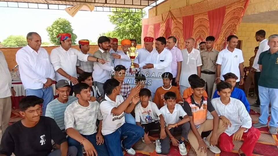 70वीं जिला स्तरीय क्रिकेट प्रतियोगिता में 17 में खिया और 19 में बड़ाबाग विजेता टीमों को जैसलमेर विधायक Chhotu Singh Bhati ने ट्रॉफी देकर किया सम्मनित....
#jaisalmer #barmer #Bikaner
