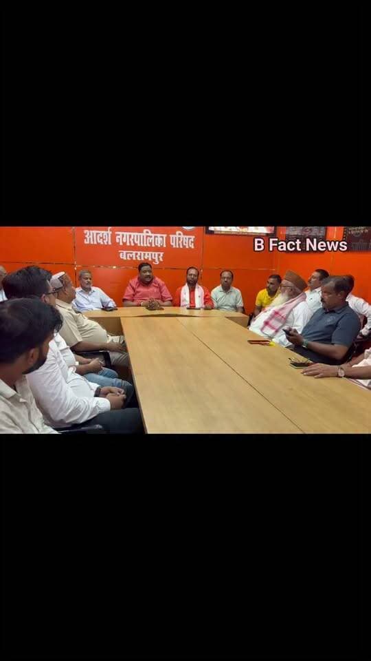 बलरामपुर नगर में स्कूल में बच्ची की दर्दनाक मौ@त के बाद प्रशासन और नगर पालिका ने बड़ा फैसला लिया है—अब नगर में डीजे के प्रवेश पर पूरी तरह प्रतिबंध रहेगा और सभी धर्मों के जुलूस केवल 1 या 2 छोटे साउंड बॉक्स के साथ ही निकल सकेंगे।
इस संबंध में बलरामपुर नगर पालिका परिसर में चेयरमैन धीरू ने प्रशासनिक अधिकारियों और गणमान्य नागरिकों के साथ हुई बैठक
नगर क्षेत्र के भीतर भारी डीजे वाहनों और तेज आवाज वाले साउंड सिस्टम के प्रवेश पर रोक लगा दी गई है।
भविष्य में आयोजित होने वाले सभी धार्मिक व सामाजिक जुलूसों में केवल 1 या 2 छोटे साउंड बॉक्स इस्तेमाल करने की अनुमति होगी।
तेज आवाज से होने वाली दुर्घटनाओं और असुविधा को रोकने के लिए ध्वनि मानकों का कड़ाई से पालन कराया जाएगा।