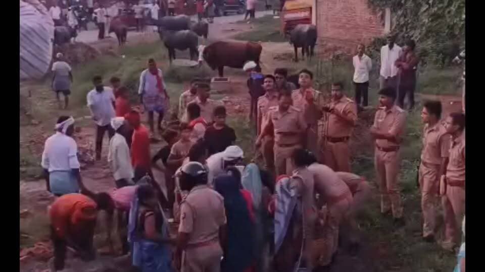 Shrawasti:- श्रावस्ती: गिलौला पुलिस वाहन से कूदकर मौत का सनसनीखेज मामला - उच्च स्तरीय जांच की मांग
श्रावस्ती। थाना गिलौला क्षेत्र के सिसवारा भरथापुर में भूमि विवाद के निस्तारण हेतु राजस्व टीम और पुलिस टीम मौके पर गई थी। विवाद के दौरान गिलौला पुलिस अभिरक्षा में लिए गए एक युवक की पुलिस वाहन से कूदकर मौत का मामला सामने आया है, जिसने पूरे पुलिस महकमे की कार्यशैली पर गंभीर सवाल खड़े कर दिए हैं।
पुलिस की गिरफ्त में एक स्वस्थ व्यक्ति की वाहन से कूदकर मौत कैसे हो जाती है? यह सवाल आज श्रावस्ती की जनता पूछ रही है।
ये हिरासत में मौत है या कुछ और?
प्राप्त जानकारी के अनुसार कमलेश कुमार पुत्र बृजलाल निवासी मदारपुरवा, पुरुषोत्तमपुर को गिलौला पुलिस द्वारा हिरासत में लिया गया था, और हिरासत के दौरान ही वाहन से थाने ले जाते समय उसकी वाहन से कूदकर उसकी संदिग्ध परिस्थितियों में मौत हो गई। यह प्रकरण सिर्फ एक मौत नहीं, बल्कि पुलिस की लापरवाही बर्बरता और मानवाधिकार हनन की ओर इशारा करता है। सोशल मीडिया पर वायरल हो रहे वीडियो में मृतक की बेटी चीख चीख कर कह रही है कि मेरे बाप को मारा पीटा गया था। ऐसे में जब रक्षक ही भक्षक बन जाएंगे, तो आम आदमी न्याय के लिए कहां जाएगा?
👉मांग - लीपापोती नहीं, उच्च स्तरीय जांच हो
इस प्रकरण में स्थानीय स्तर की जांच से न्याय की उम्मीद नहीं की जा सकती। इसलिए मृतक के परिवारजन इस पूरे प्रकरण की न्यायिक / उच्च स्तरीय SIT जांच गठित करने की मांग करते है ।पोस्टमार्टम की वीडियोग्राफी तीन डॉक्टरों के पैनल द्वारा कराई जाए की बात भी उठाई है। यह भी मांग है कि जब तक जांच पूरी न हो, संबंधित दोषी पुलिसकर्मियों को तत्काल निलंबित किया जाए।
पीड़ित परिवार को लोग उचित मुआवजा और सुरक्षा प्रदान की जाए की मांग की है। यदि इस मामले में लीपापोती की कोशिश हुई तो मानवाधिकार आयोग और उच्च न्यायालय तक इस लड़ाई को ले जाया जाएगा।
👉पुलिस अभिरक्षा में मौत लोकतंत्र पर काला धब्बा है, इस धब्बे को मिटाने के लिए दोषियों पर सख्त से सख्त कार्रवाई होनी ही चाहिए।
👉श्रावस्ती: सिसवारा में हुए विवाद पर DM और SP का संयुक्त बयान - चलती गाड़ी से कूदने से हुई व्यक्ति की मौत, लेखपाल और राजस्व निरीक्षक निलंबित
👉 जनपद श्रावस्ती के थाना गिलौला क्षेत्र अंतर्गत ग्राम सिसवारा भरथापुर में 22--सितंबर 2026 को हुए विवाद के संबंध में जिलाधिकारी अन्नपूर्णा गर्ग एवं पुलिस अधीक्षक राहुल भाटी ने संयुक्त रूप से तथ्यों से अवगत कराया है।
👉क्या है पूरा मामला - प्रशासन ने बताया
डीएम और एसपी ने जानकारी दी कि भूमि विवाद के निस्तारण हेतु राजस्व टीम और पुलिस टीम मौके पर गई थी। कार्रवाई के दौरान मौके पर मौजूद कुछ महिलाओं व पुरुषों द्वारा सरकारी कार्य में बाधा उत्पन्न करने का प्रयास किया गया।
शांति व्यवस्था बनाए रखने हेतु 05 महिलाओं व 01 पुरुष को पुलिस के सरकारी वाहन से थाना लाया जा रहा था। इसी दौरान वाहन में सवार कमलेश कुमार पुत्र बृजलाल निवासी मदारपुरवा, पुरुषोत्तमपुर ने वाहन का गेट खोलकर चलती गाड़ी से छलांग लगा दी, जिससे उन्हें गंभीर चोटें आईं।घायल को तत्काल उपचार हेतु सामुदायिक स्वास्थ्य केंद्र, गिलौला लाया गया, जहाँ से प्राथमिक उपचार के बाद संयुक्त जिला चिकित्सालय, भिनगा रेफर किया गया। उपचार के दौरान चिकित्सकों ने उन्हें मृत घोषित कर दिया।
👉प्रथम दृष्टया राजस्व कर्मियों की लापरवाही - DM ने की बड़ी कार्रवाई
उक्त प्रकरण में प्रथम दृष्टया लेखपाल एवं राजस्व निरीक्षक की घोर लापरवाही परिलक्षित होने पर जिलाधिकारी श्रावस्ती द्वारा तत्काल कार्रवाई करते हुए राजस्व निरीक्षक व संबंधित लेखपाल को निलंबित करते हुए विभागीय कार्रवाई संस्थित कर दी गई है।
साथ ही संपूर्ण प्रकरण में राजस्व एवं पुलिस की भूमिका की निष्पक्ष जांच हेतु अपर जिलाधिकारी (वि./रा.) की अध्यक्षता में जांच समिति गठित कर दी गई है।
#Shravastipolice #BreakingNews #वायरल
#UPPolice
# DM Shravasti